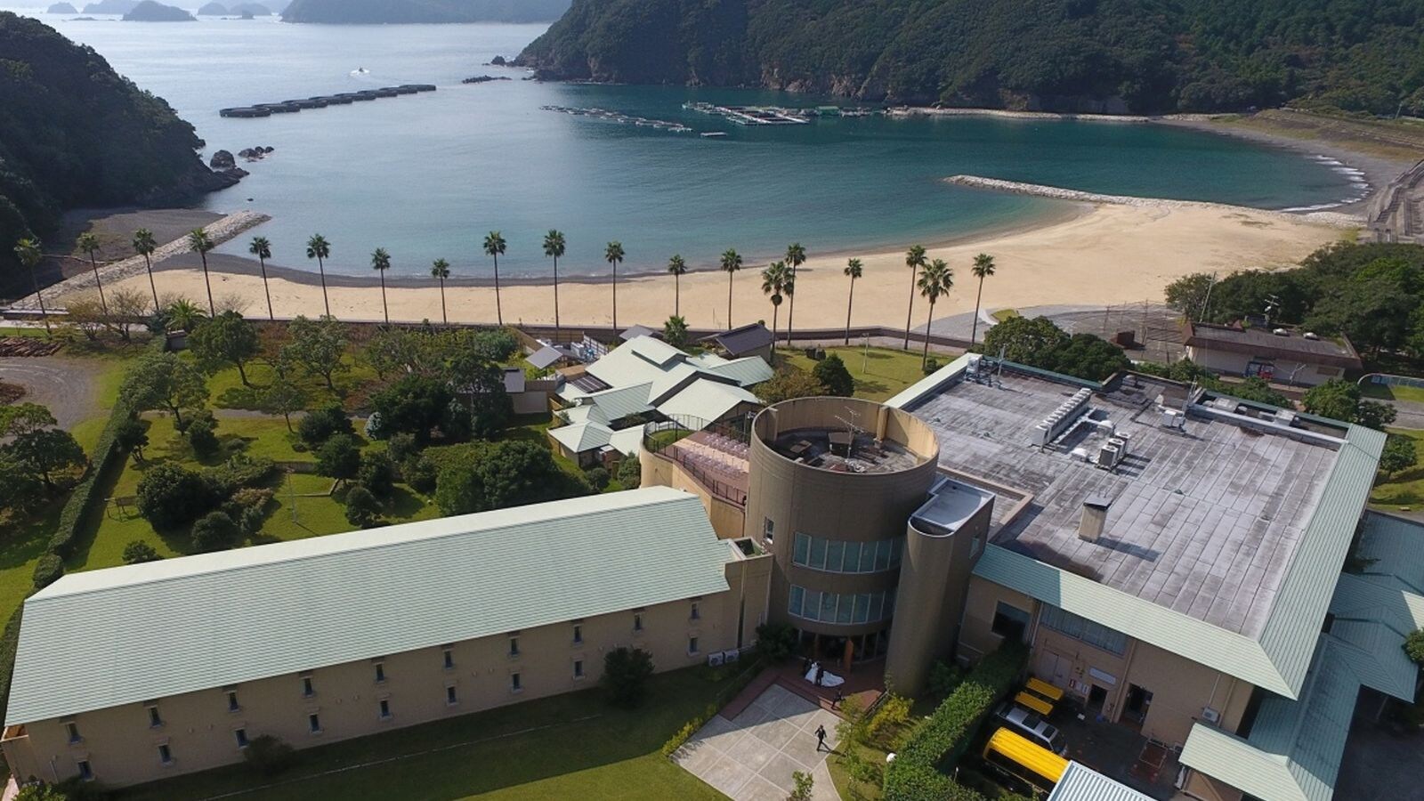 时之座酒店是一家坐落在自然美景中的温泉旅馆，四周环绕着大海和群山。