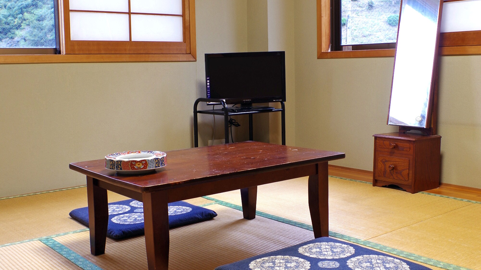 * (Example of room) Please relax in a tatami room.