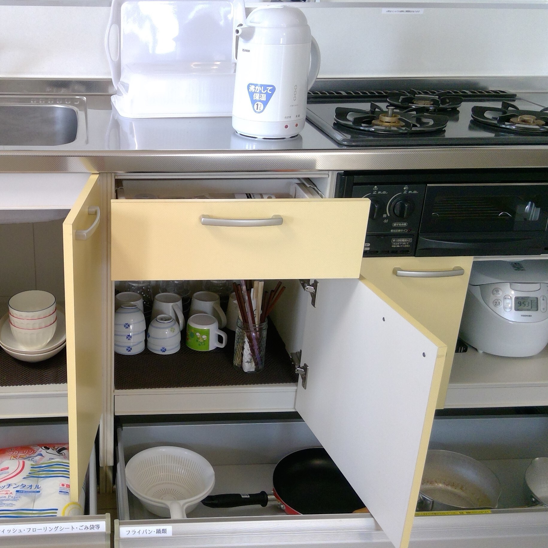 Fully equipped kitchen (feel free to use rice cooker, cooking utensils, etc.)