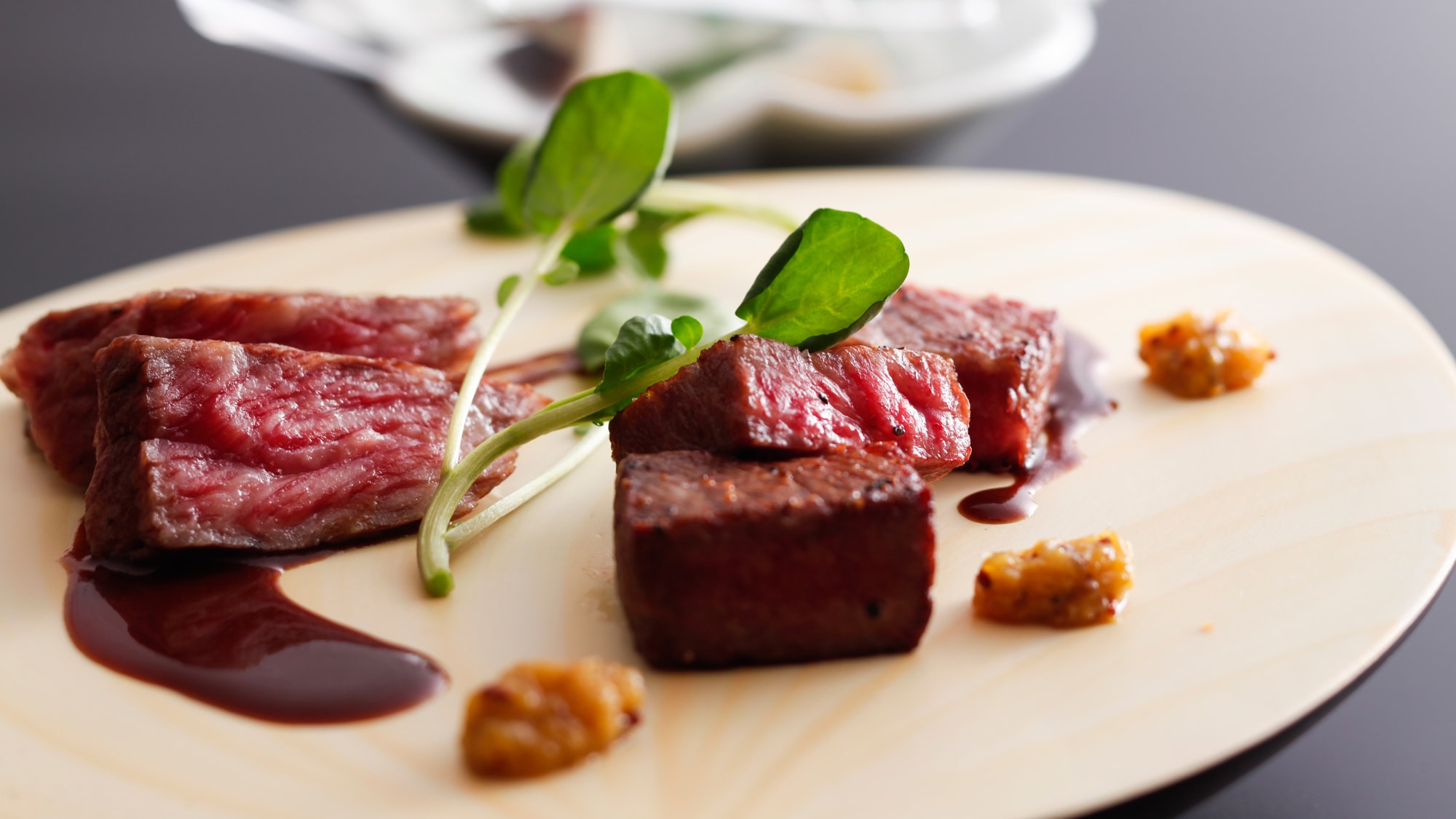 [Chef's Dining "Sakura"] Local beef steak prepared by the chef on a hot plate (image)