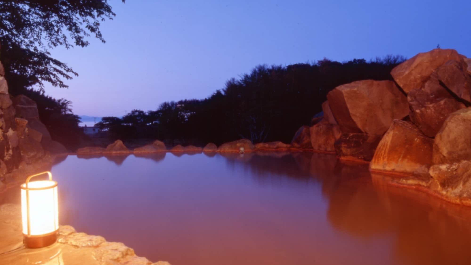 ●露天浴池「元泉石山湯」（夜景）