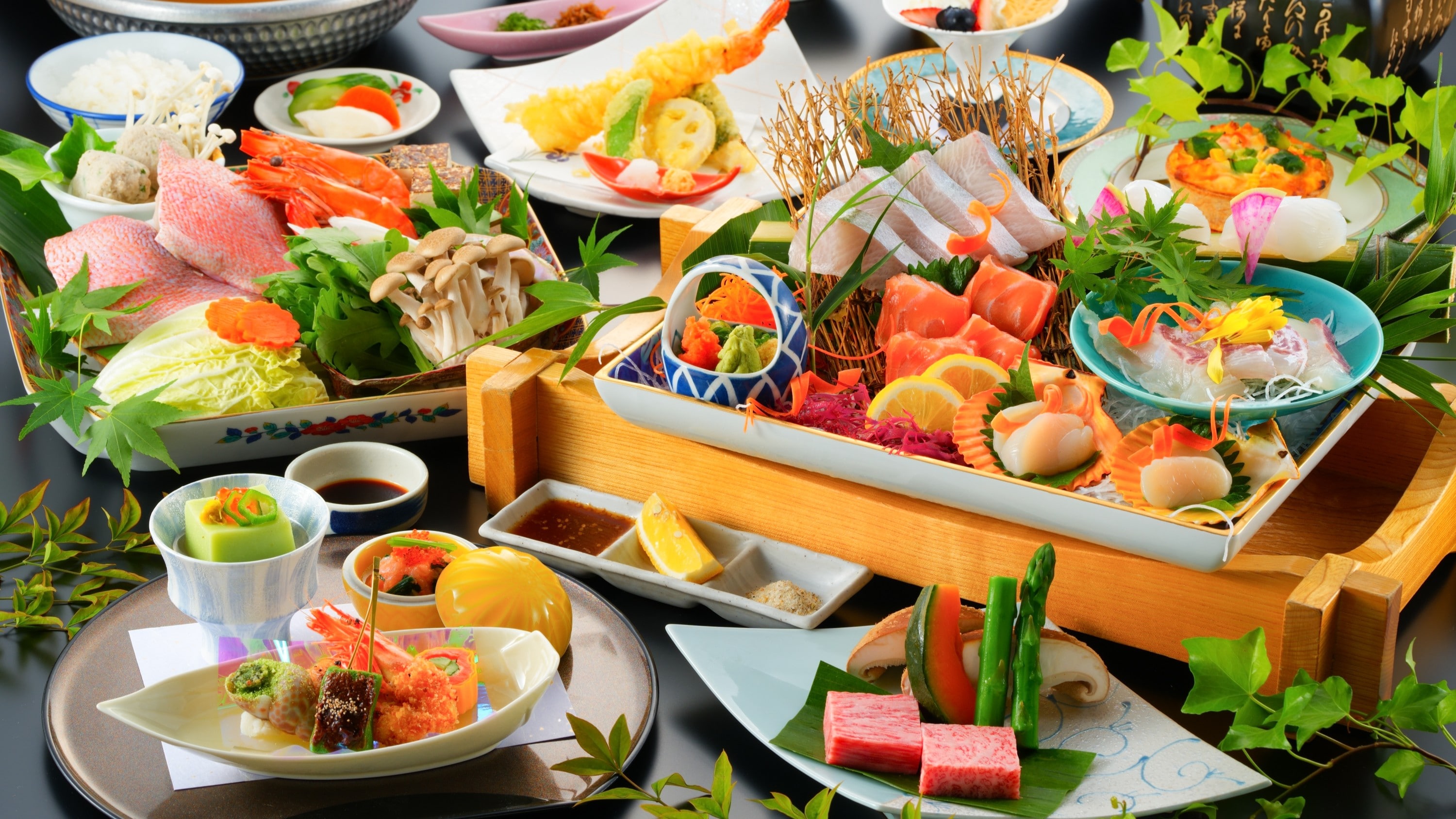 [Dinner] Example: Enjoy the bounty of the sea and mountains! A standard kaiseki meal presented by our head chef. *Hot pot and sashimi are for two people.
