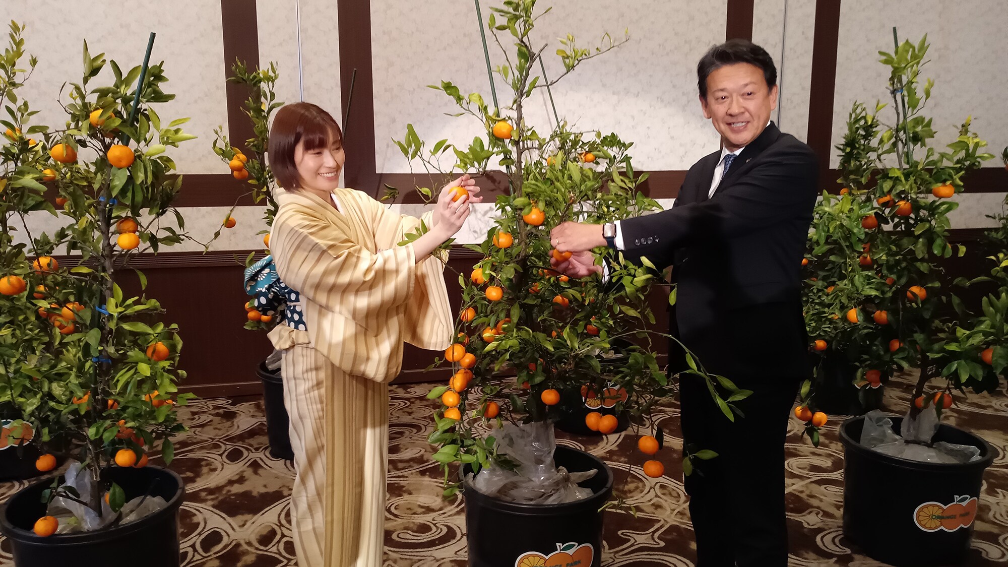 【銀波荘ロビーでみかん狩り体験】