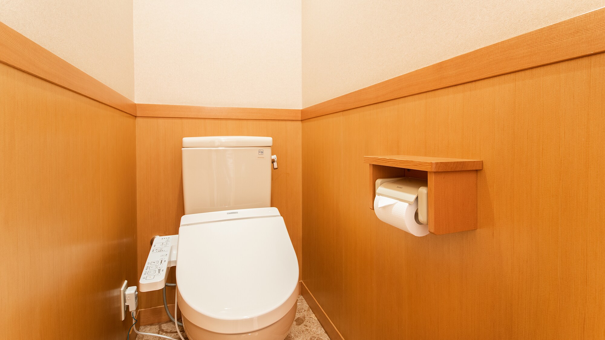 *Contoh kamar tamu/Setiap kamar dilengkapi toilet dengan fungsi mencuci