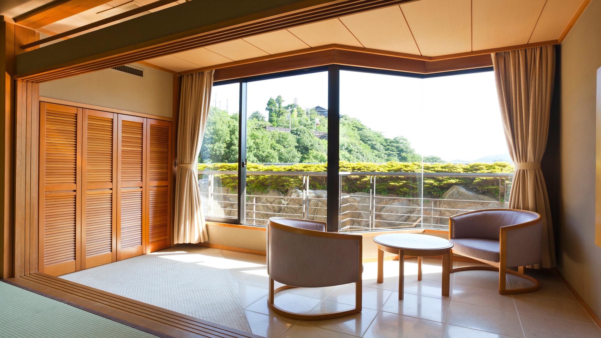 Phòng kiểu Nhật tầng 6 có hiên 2000×1125