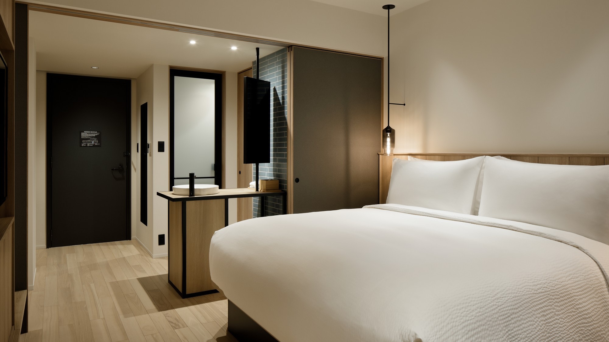 King Room: 25 square meters, non-smoking, bed width 180 cm. Relax in a simple yet warm space.