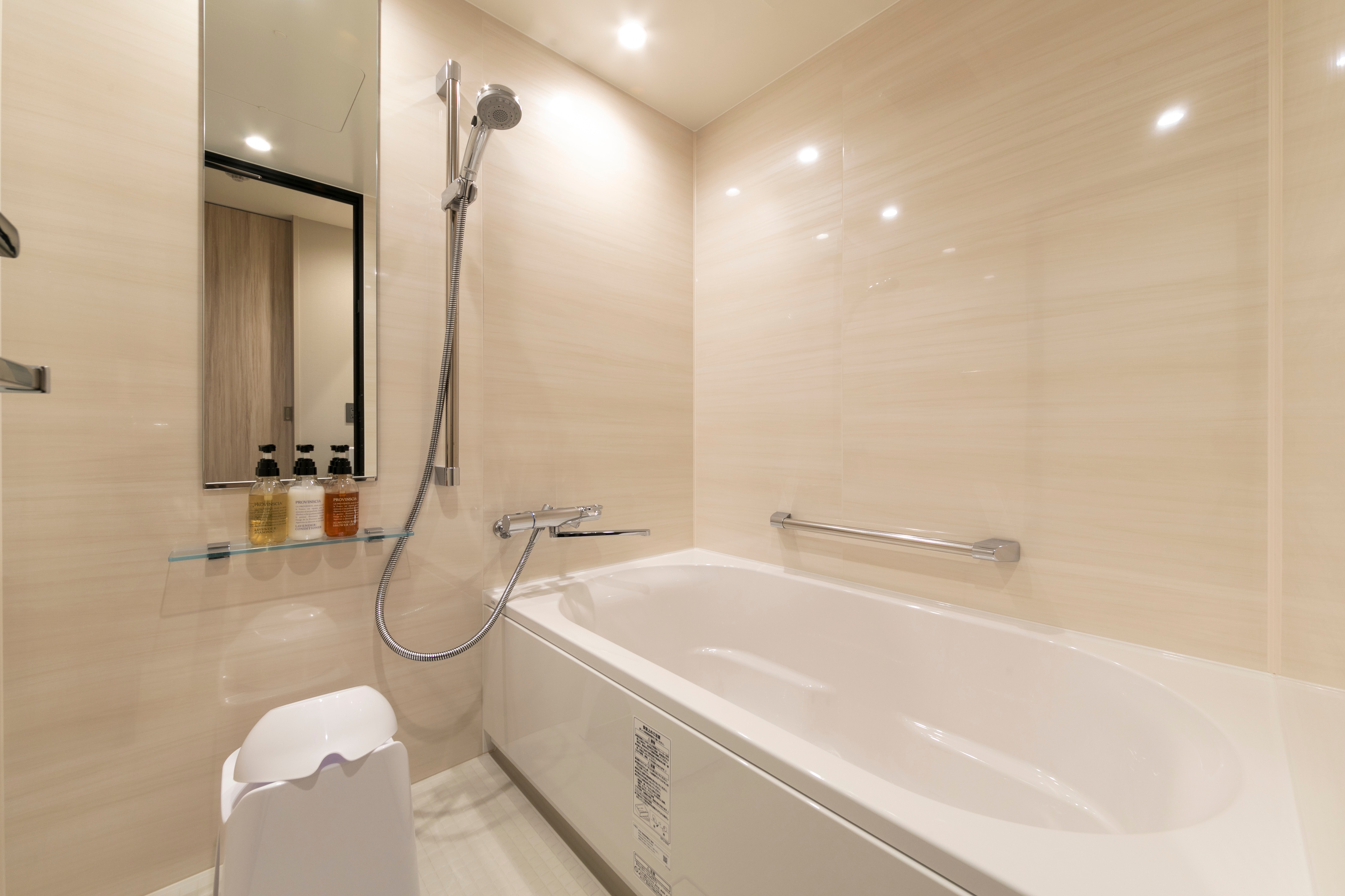 Bustle (3 independent baths, washbasins, and toilets)
