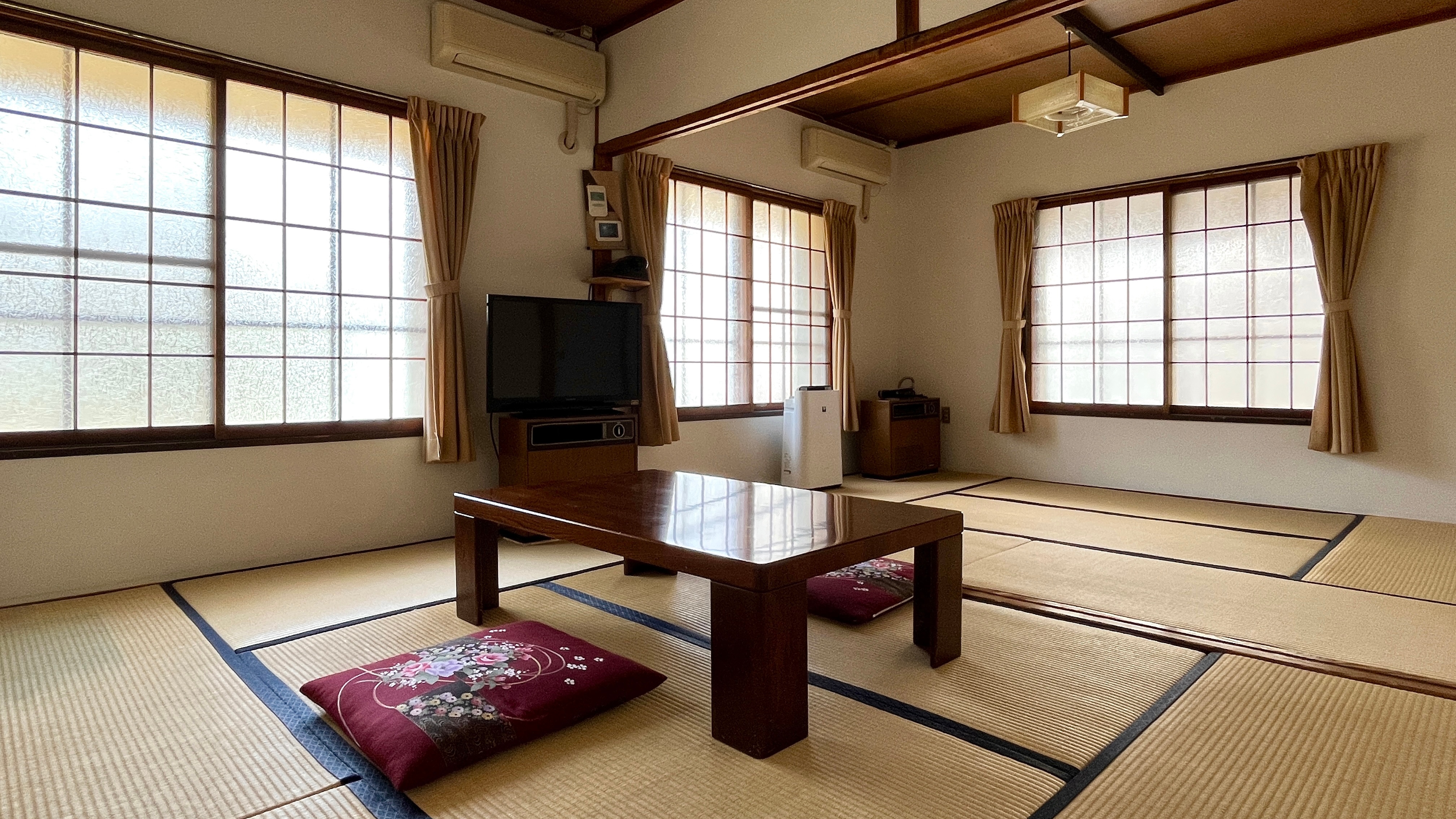 [12 tatami mat Japanese-style room] Two 6 tatami mat Japanese-style rooms. This room can accommodate 2 to 6 people.