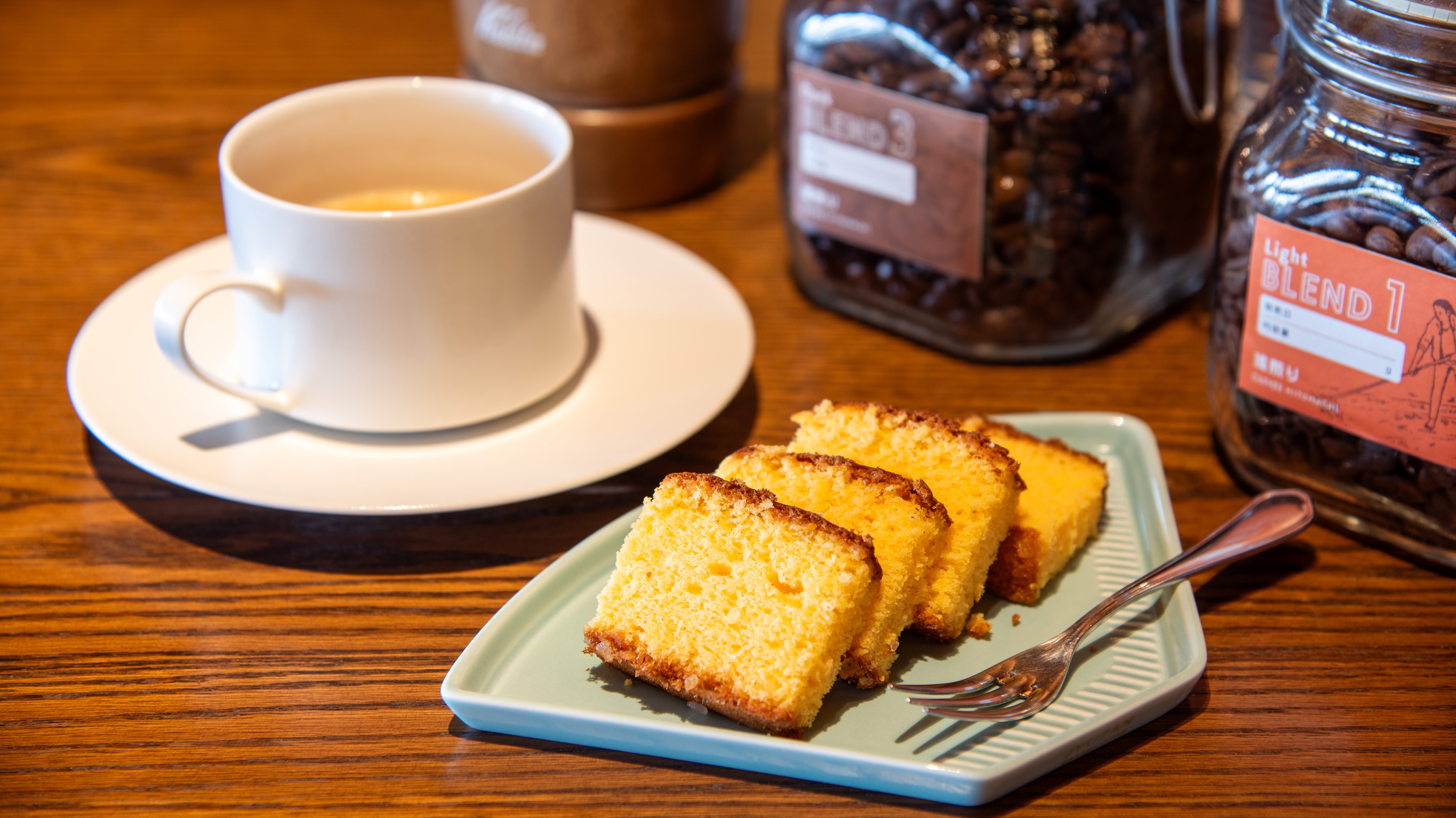 [Camilan santai] Nikmati kue castella dan kopi lokal yang disukai