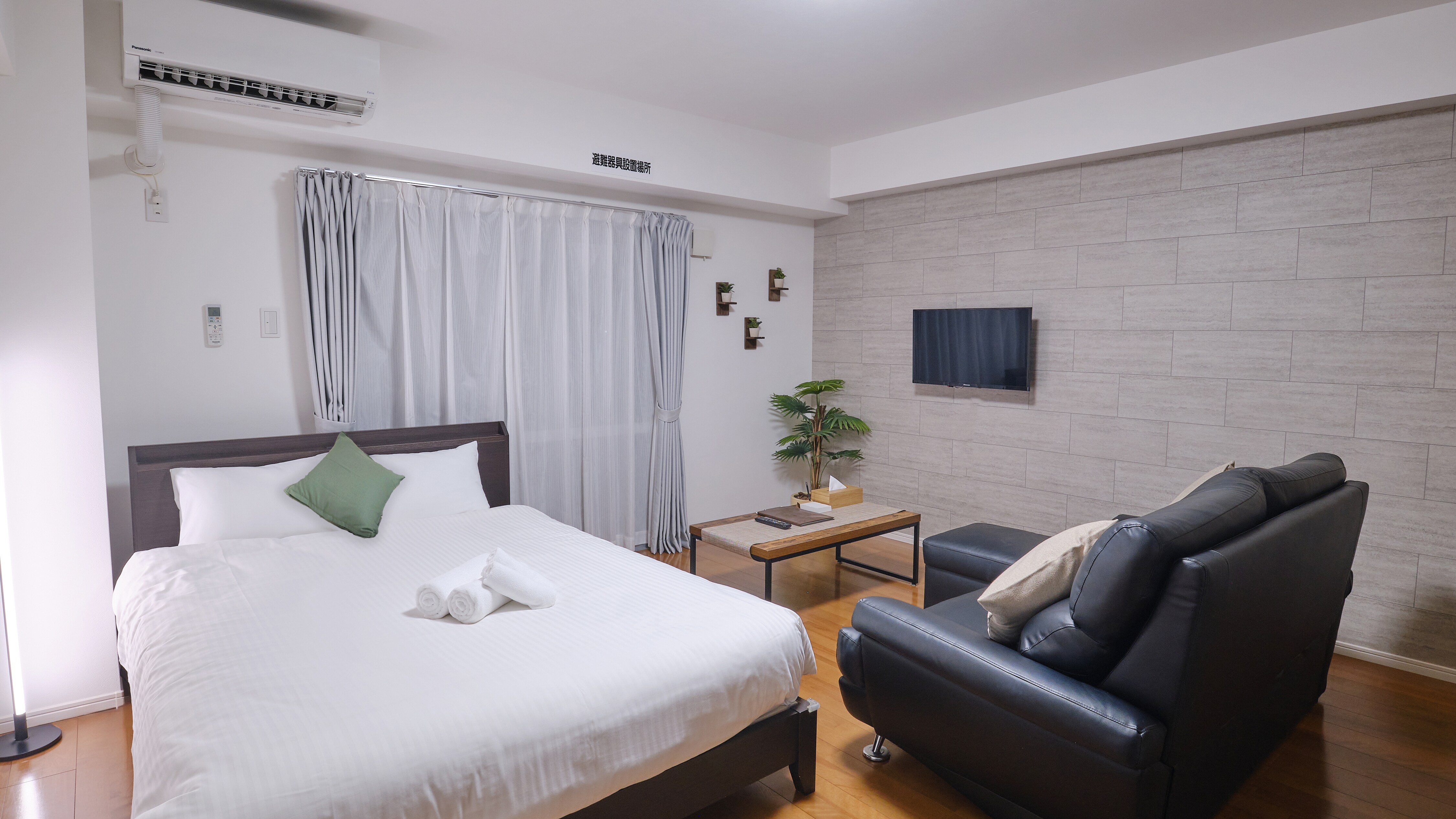 2 double bedrooms: Room 1 Living room and bedroom