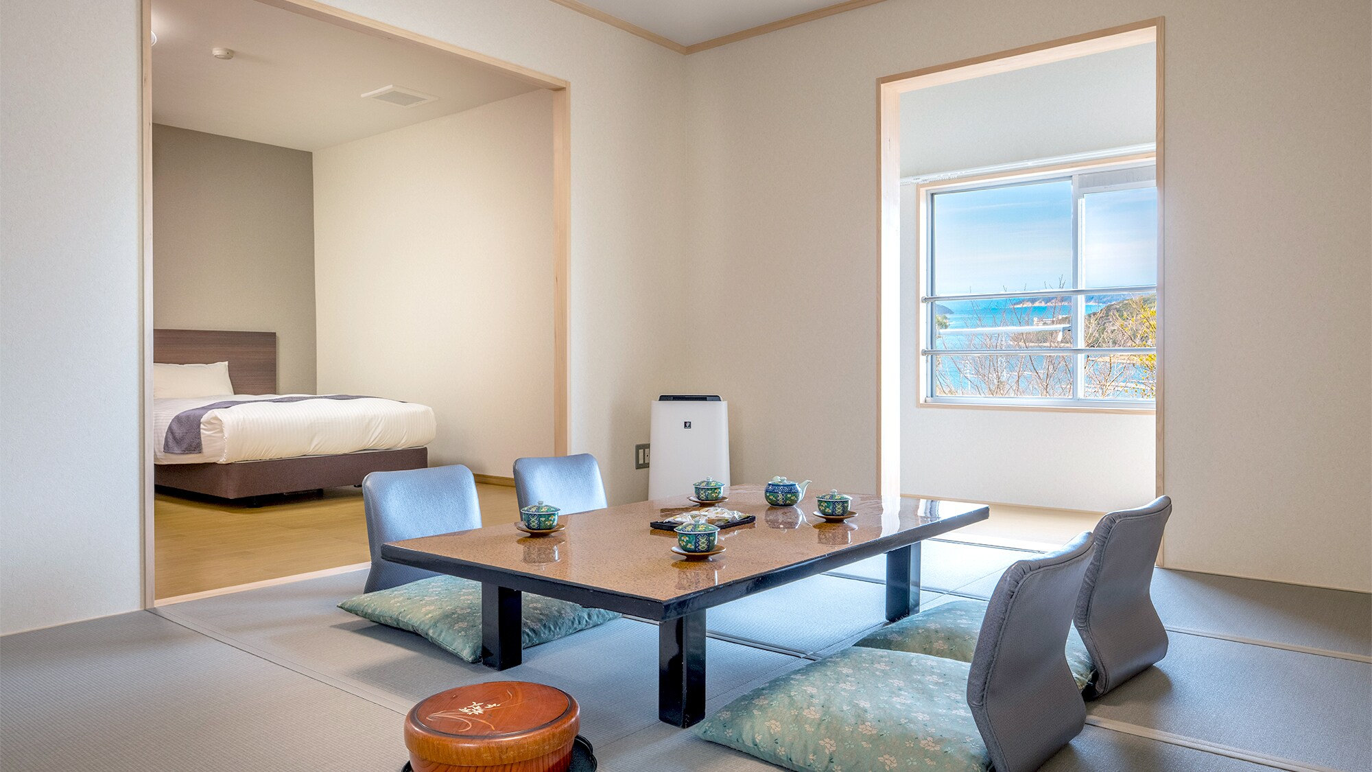 ◎ Japanese-style room (8-10 tatami mats) + twin