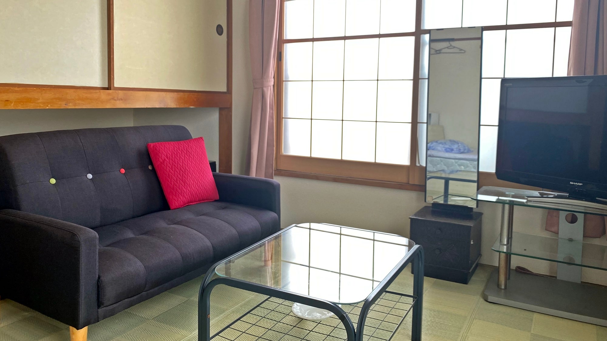 *[Guest room example: Japanese-style room with 6 tatami mats] A room with a sofa. The room specifications are up to you on the day.