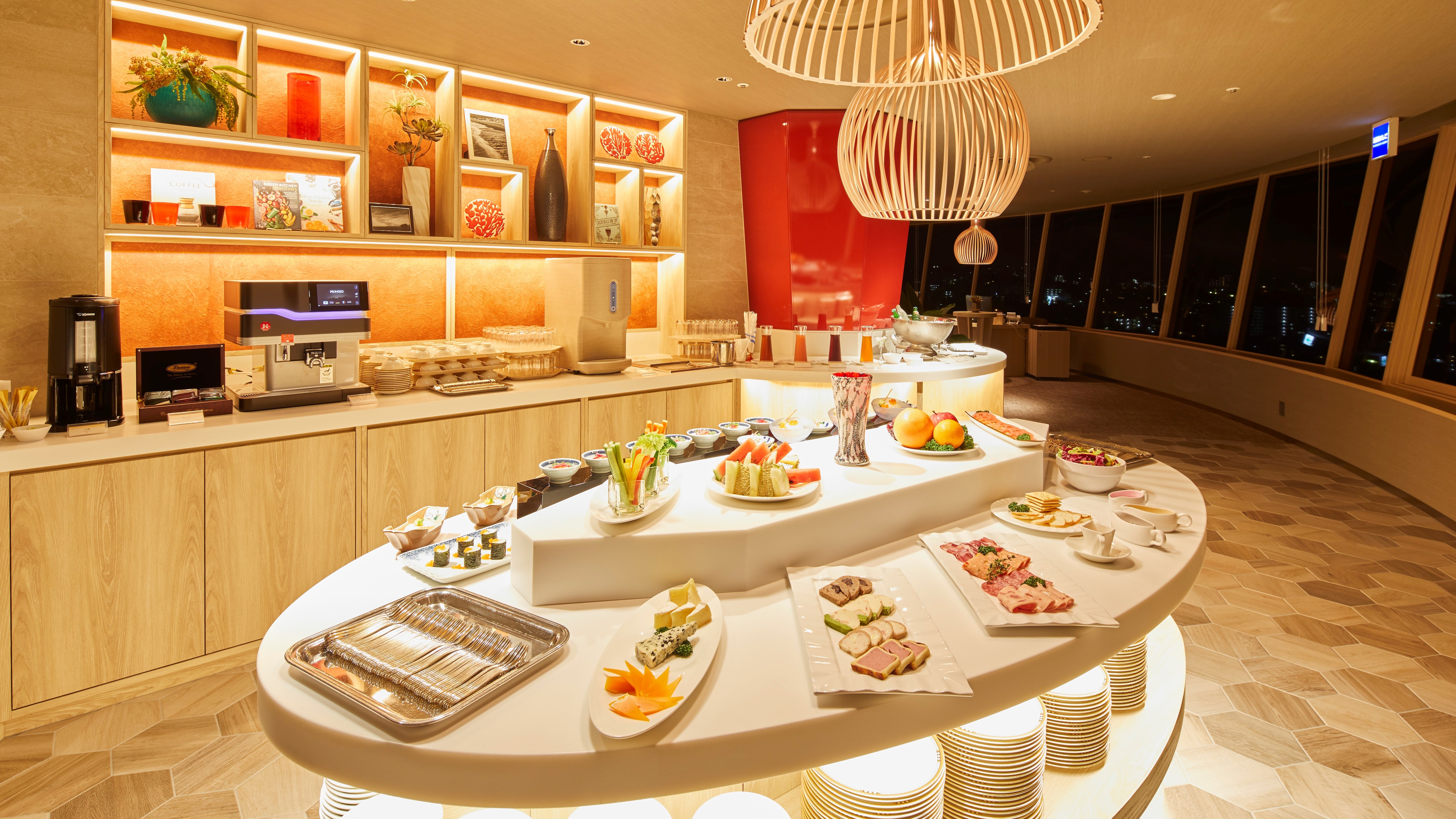 [Premier Lounge] 我们提供各种服务，例如下午茶时间和鸡尾酒时间。