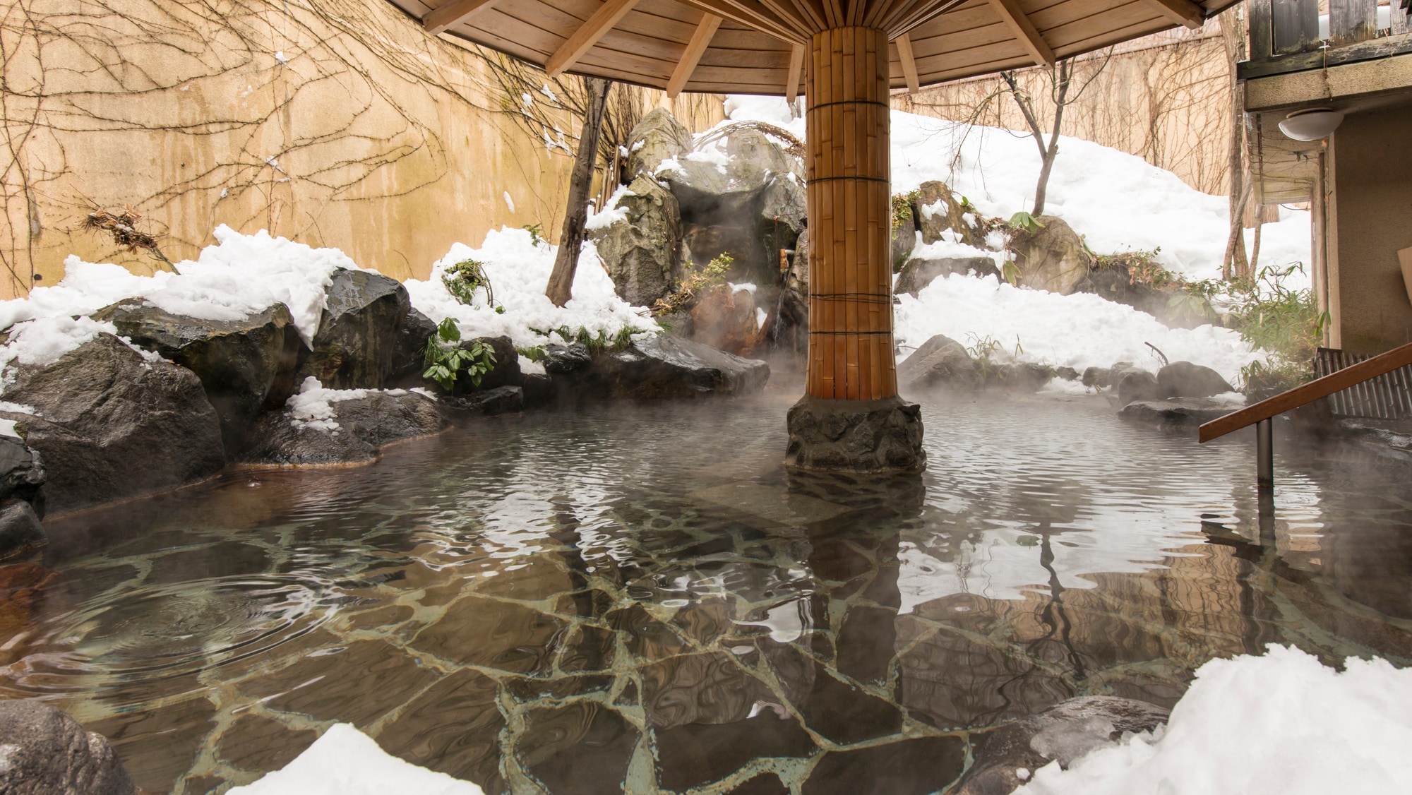 如果下雪的話，還可以邊泡澡邊欣賞雪景。