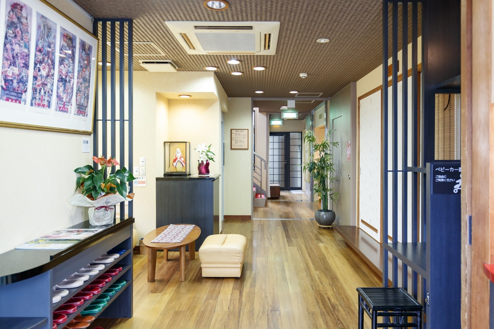 This is the lobby of the inn. Check-in is from 16:00 in the evening, and check-out is at 10:00 in the morning.