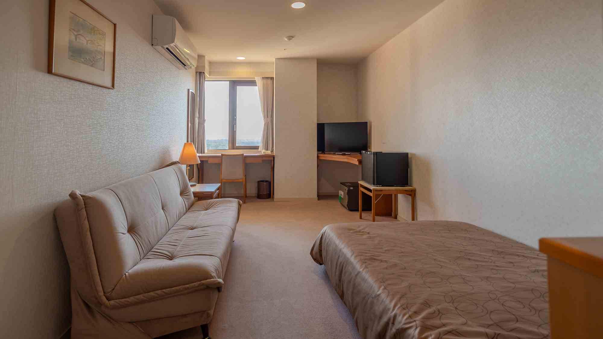 [Main building] Semi-double room, window facing