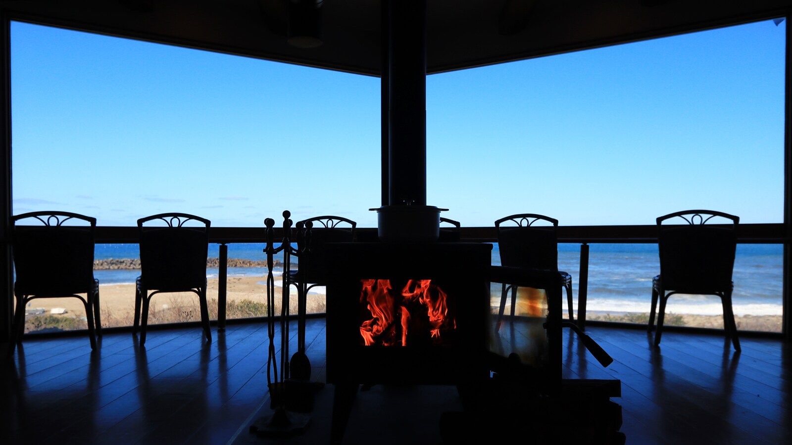 When you enter the building, you will be greeted by a spectacular view. This is a place where you can enjoy the leisurely flow of time and music.