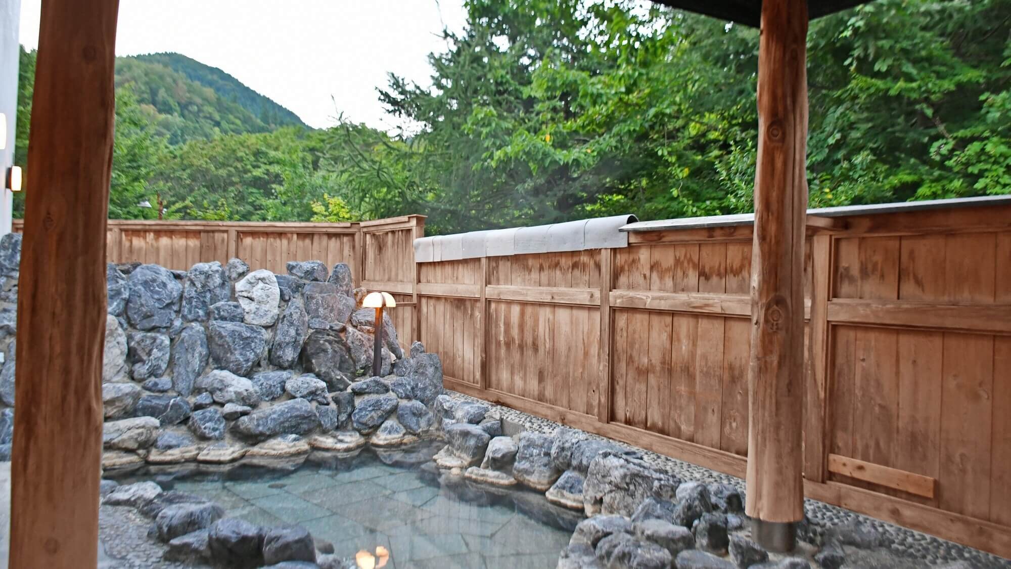 [2nd floor baking soda spring/open-air bath] From the stone open-air bath, you can enjoy the feeling of forest bathing while soaking in the hot spring.