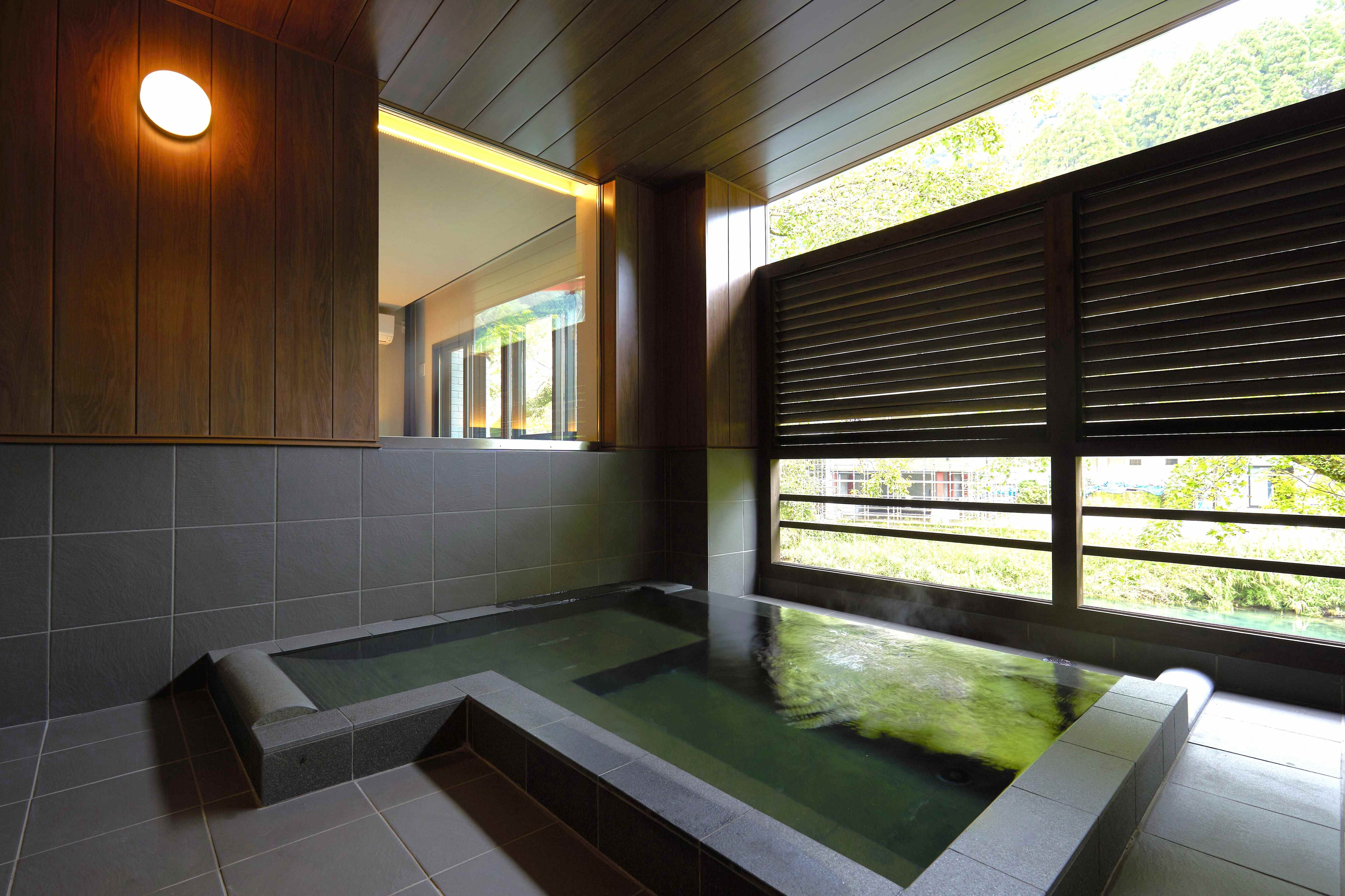 [Pembaruan November (1F)] Kamar mandi terbuka di ruang tamu “KAEDE”.