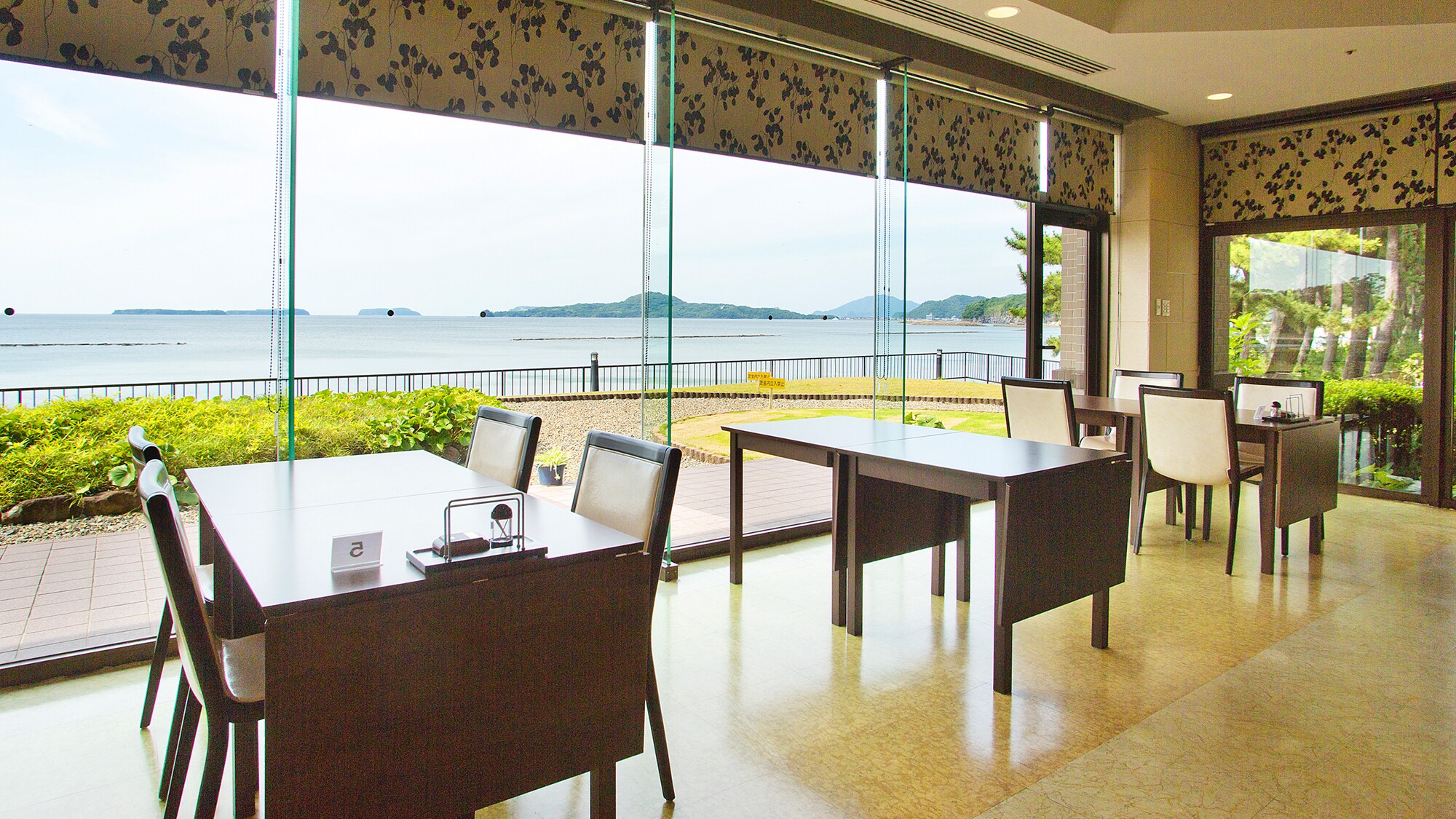 ■ Ocean view restaurant ■