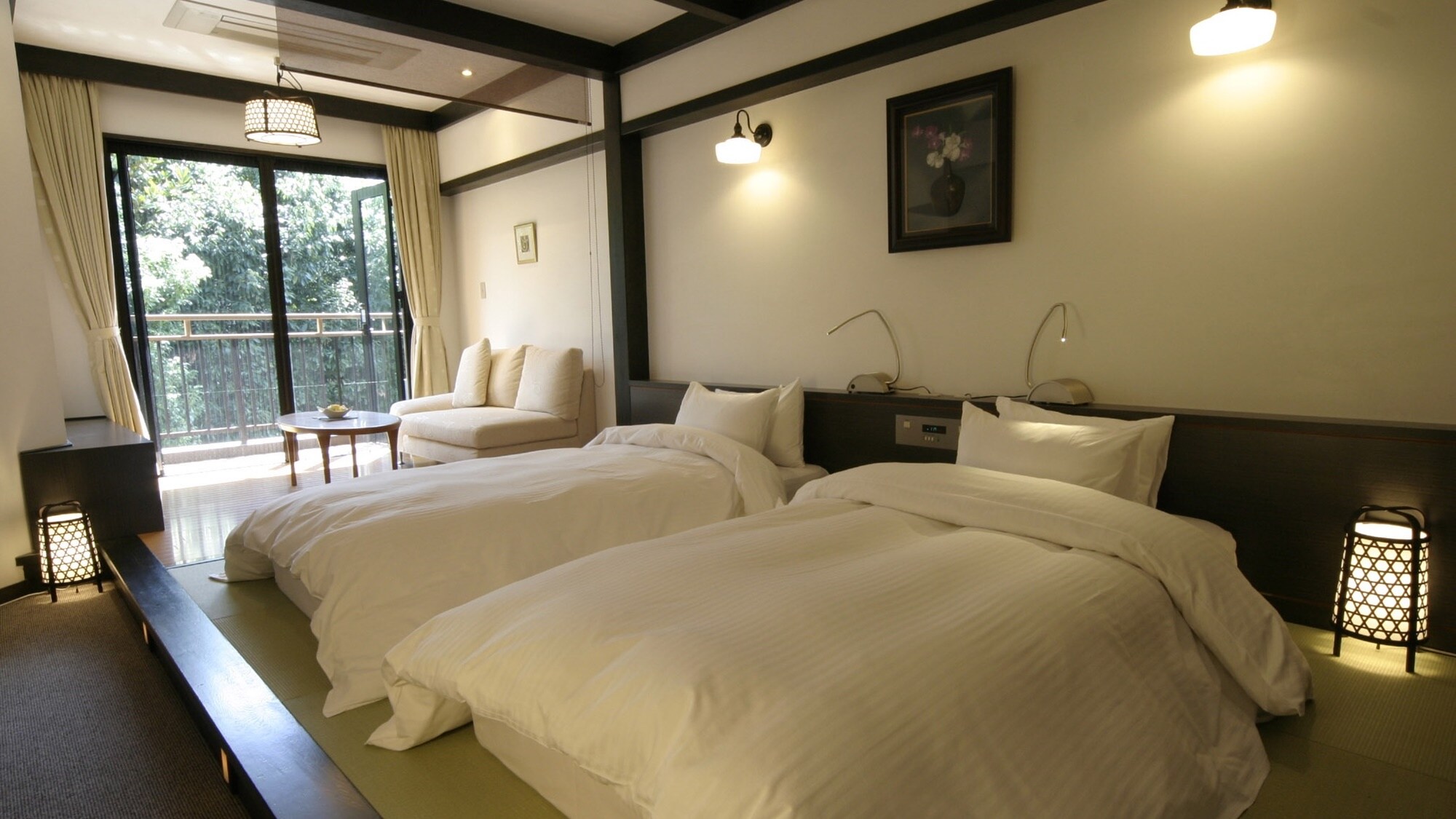 [With open-air bath] Japanese-style twin bedroom with low bed on Ryukyu tatami mat