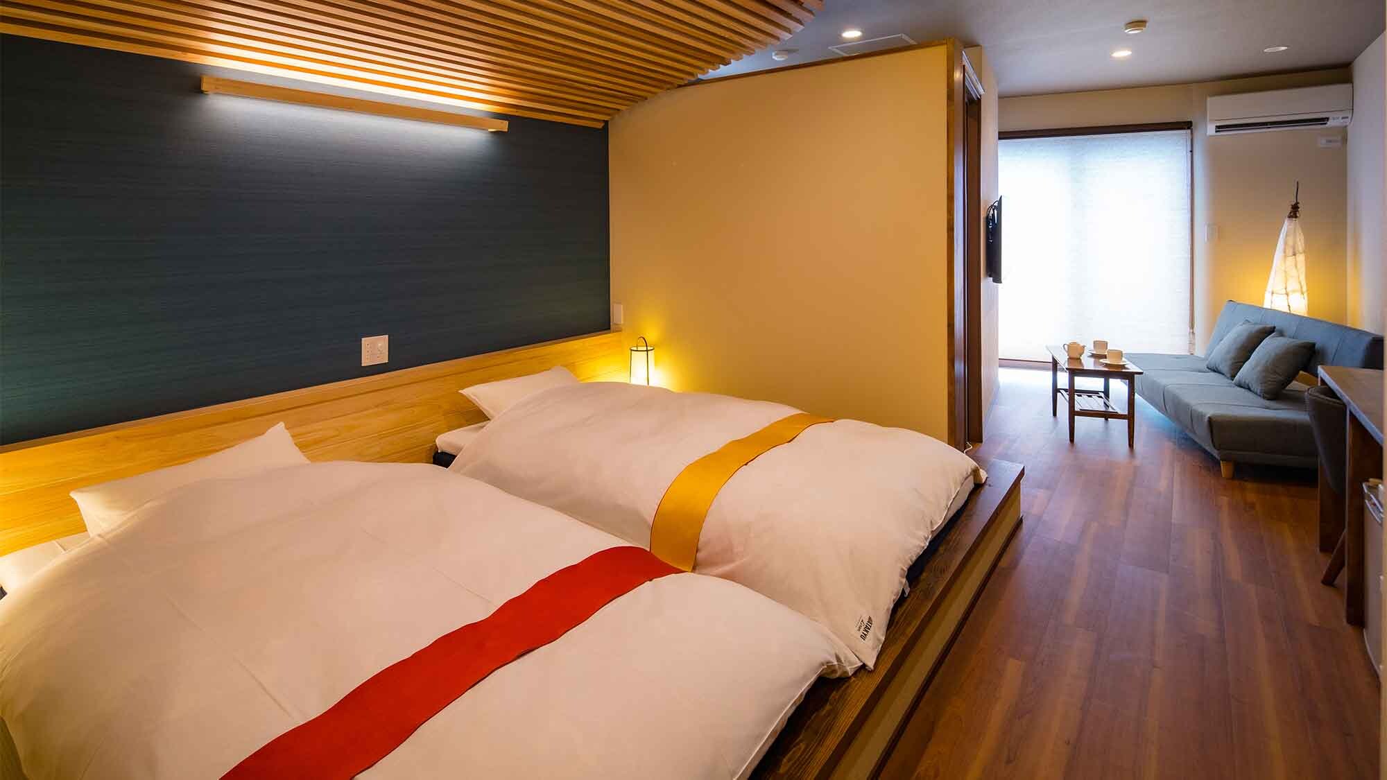 ・【帶觀景浴缸的日式房間示例】在琉球榻榻米的凸起區域提供日式床墊。