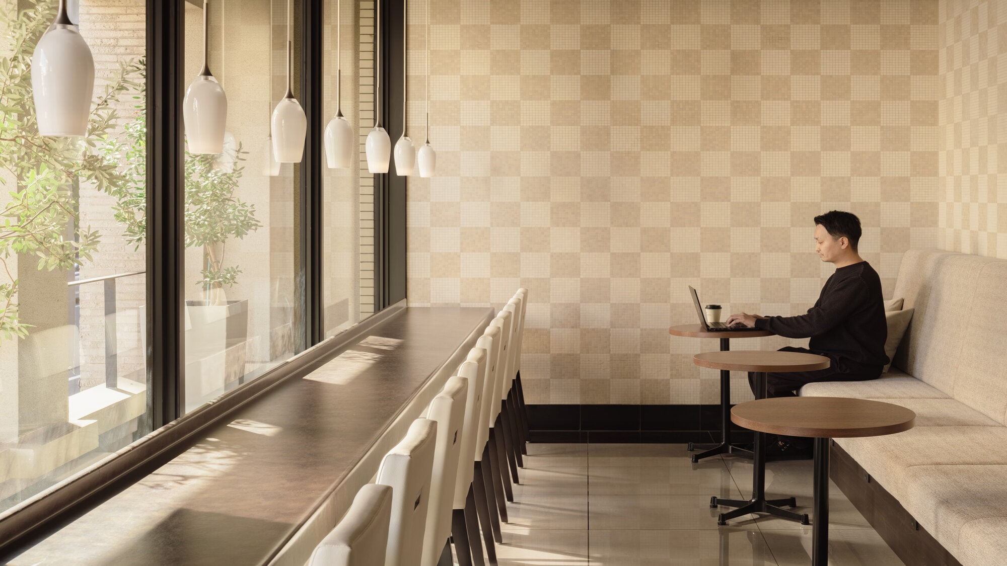 [Lounge] A light breakfast bread service is available in the lounge where the morning sun shines in.