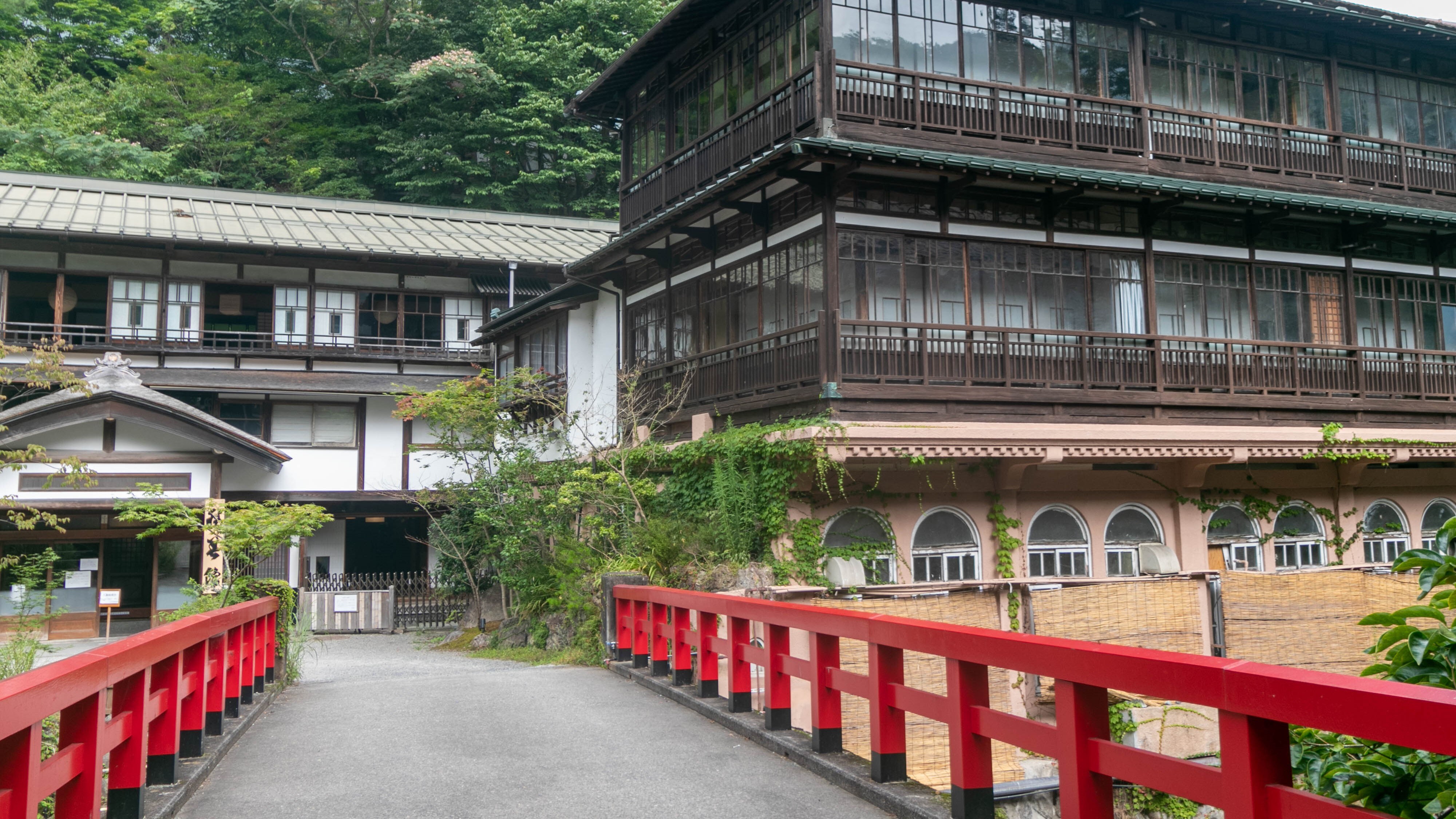 ・ Take a leisurely walk to Sekizenkan, which is said to be a model of Spirited Away.