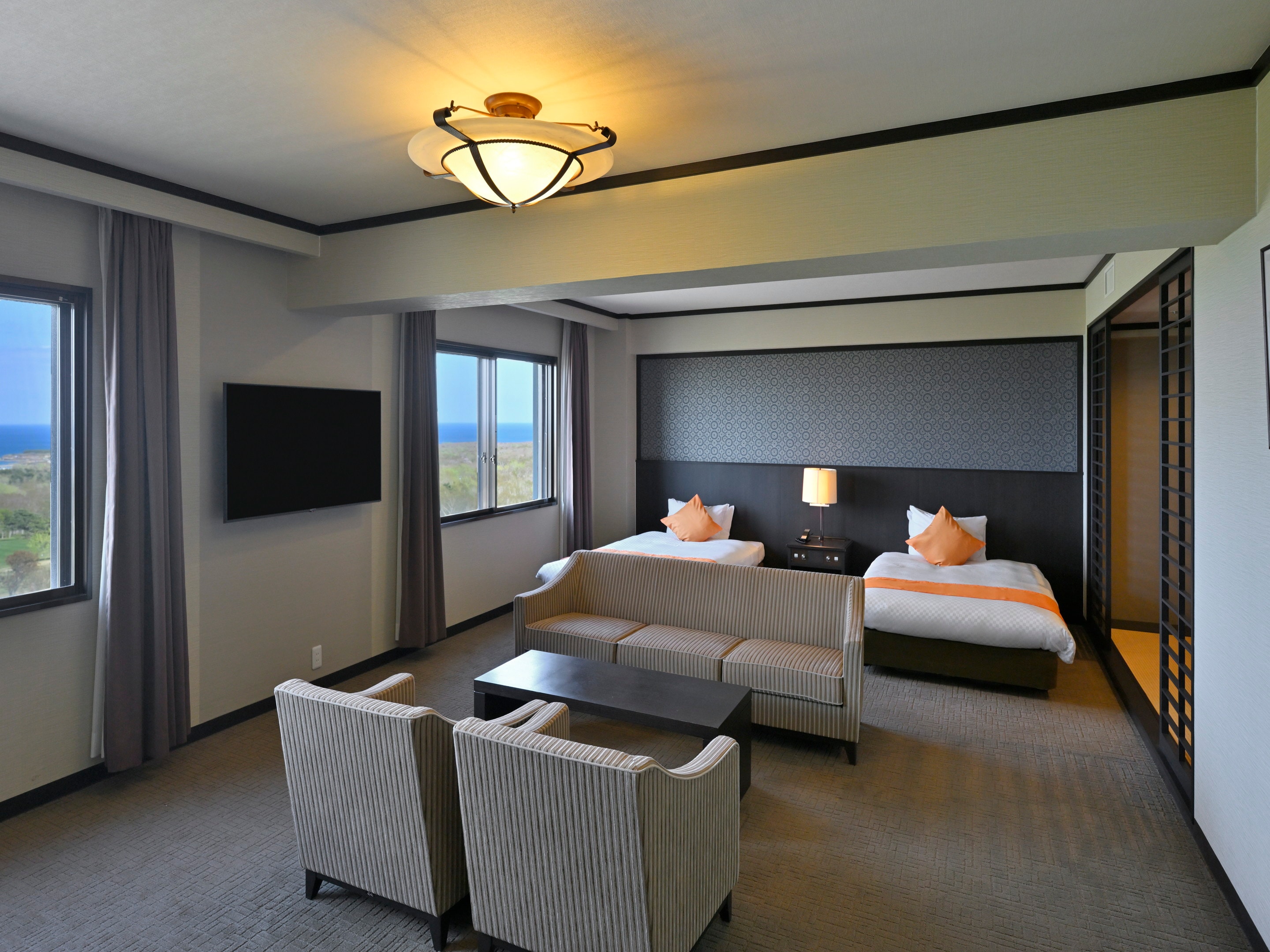 Modern Western-style Japanese-Western room, 70 sq m, with ocean view.