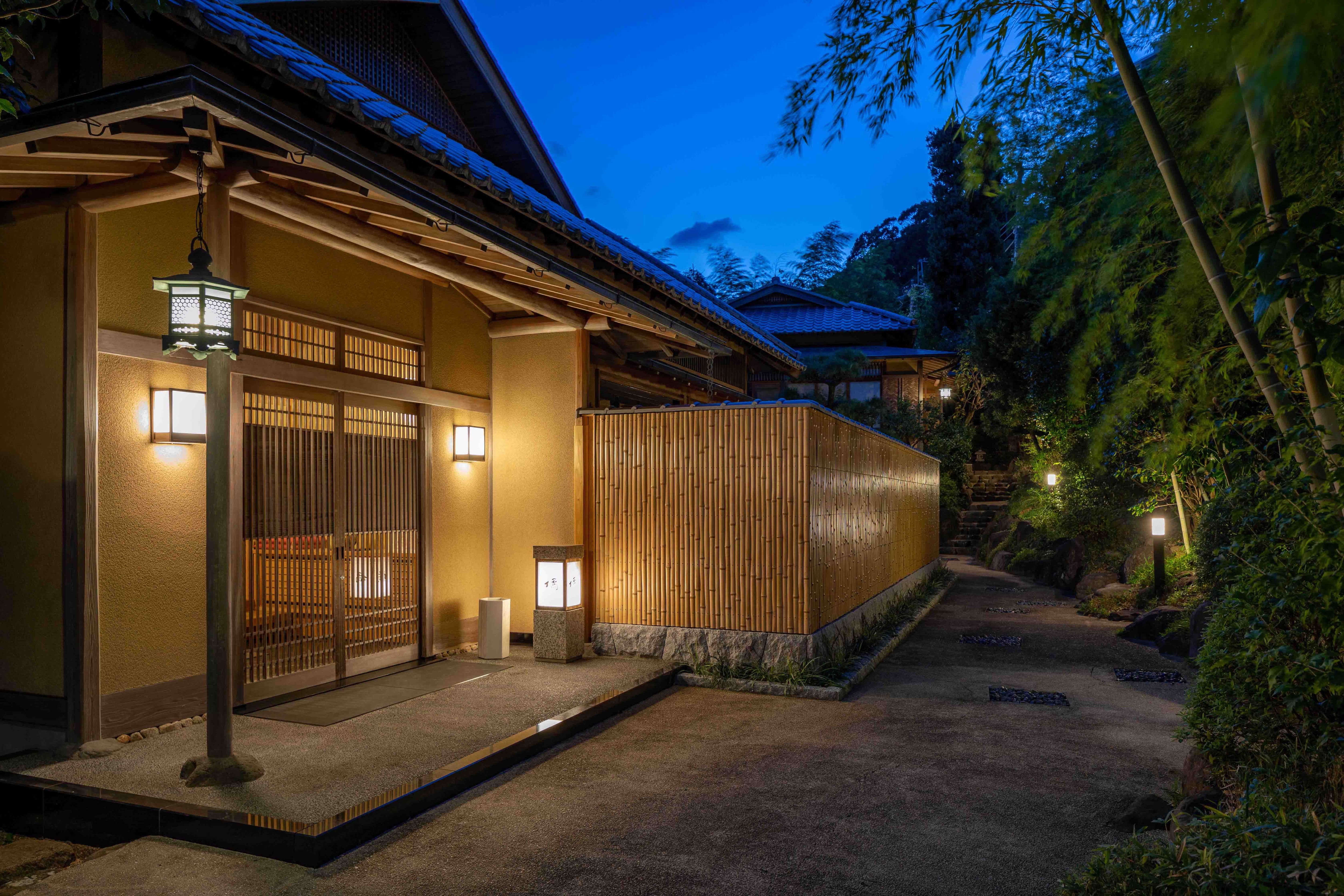 Separate guest room Tachibana entrance evening view