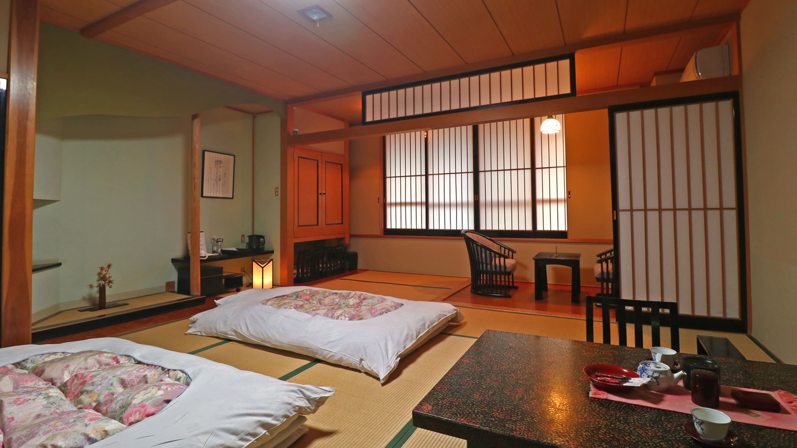 This is a room with 12.5 tatami mats and a wooden floor. Futons are prepared in advance. Please relax and unwind.