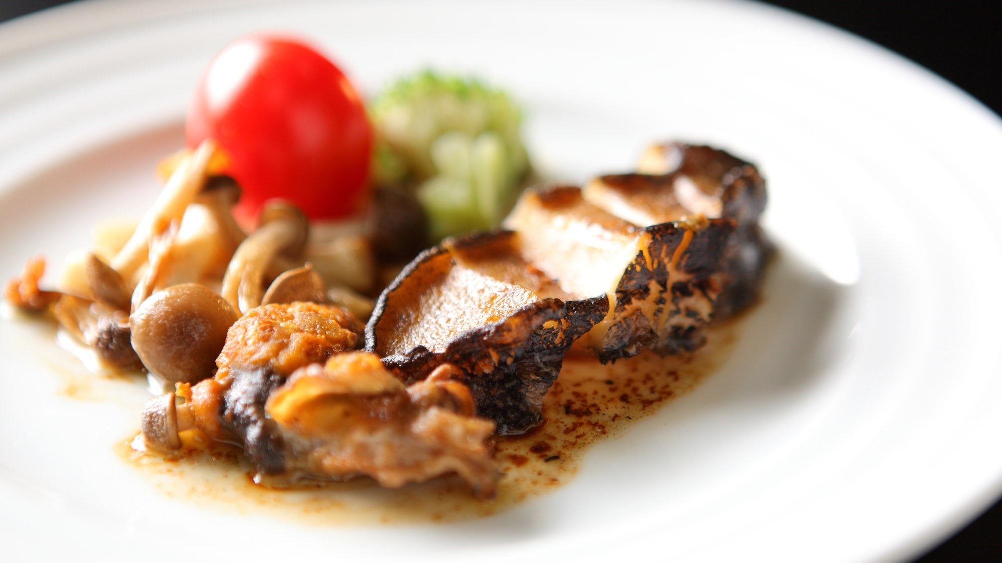 A special kaiseki meal using carefully selected high-quality ingredients from the delicious small amount "Ya Plan". This is abalone steak.
