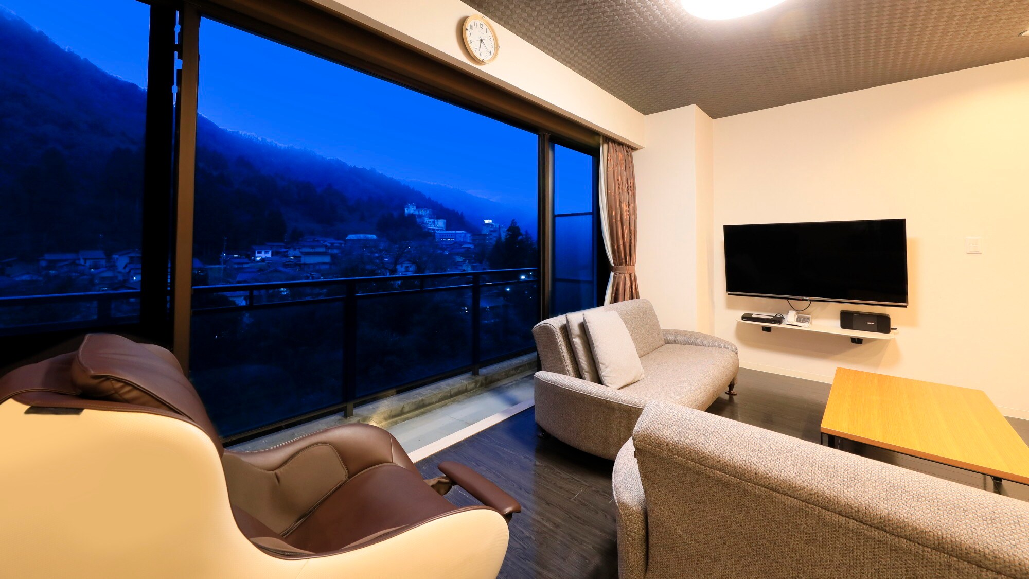 [Example of a Deluxe Room] The atmosphere is calm at night.