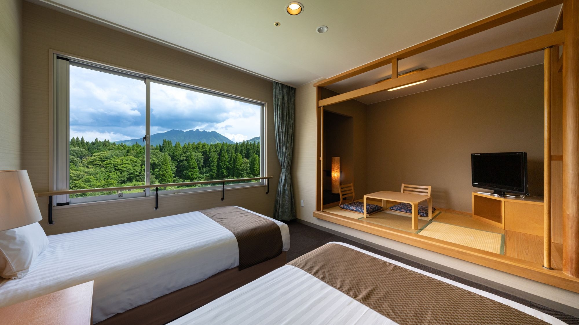 Twin room (with bath) / 30 square meters