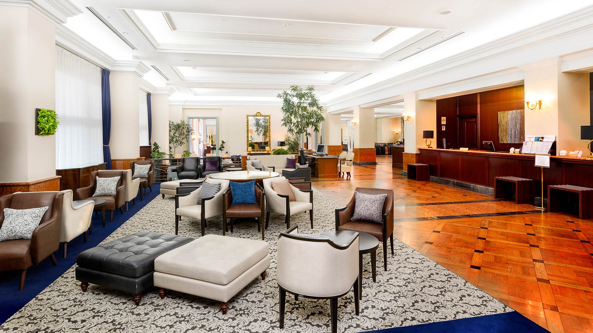 The hotel lobby is spacious and open, and the aroma of the aromatherapy is soothing.