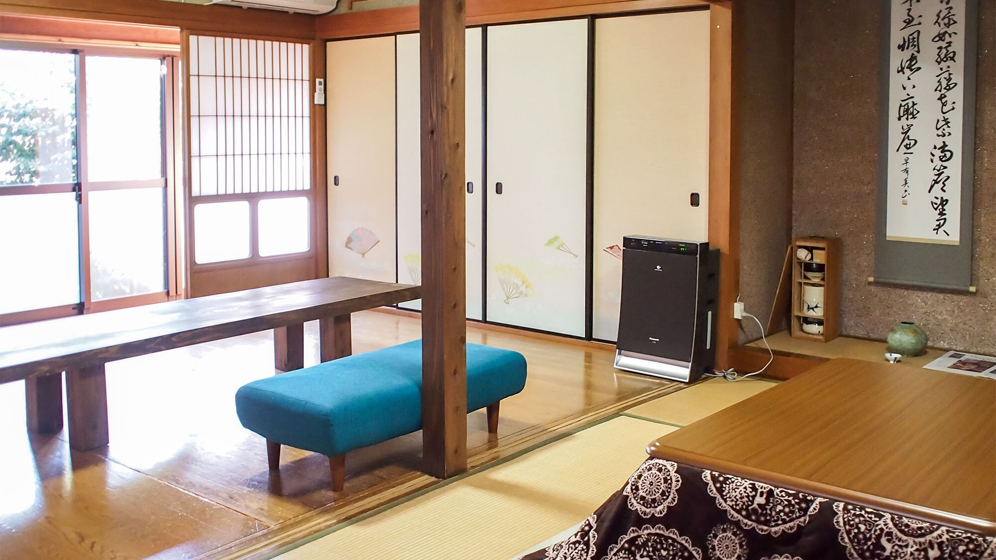 ・ The 20 tatami mat living room has a desk and a kotatsu, which can be used as a place for communication.