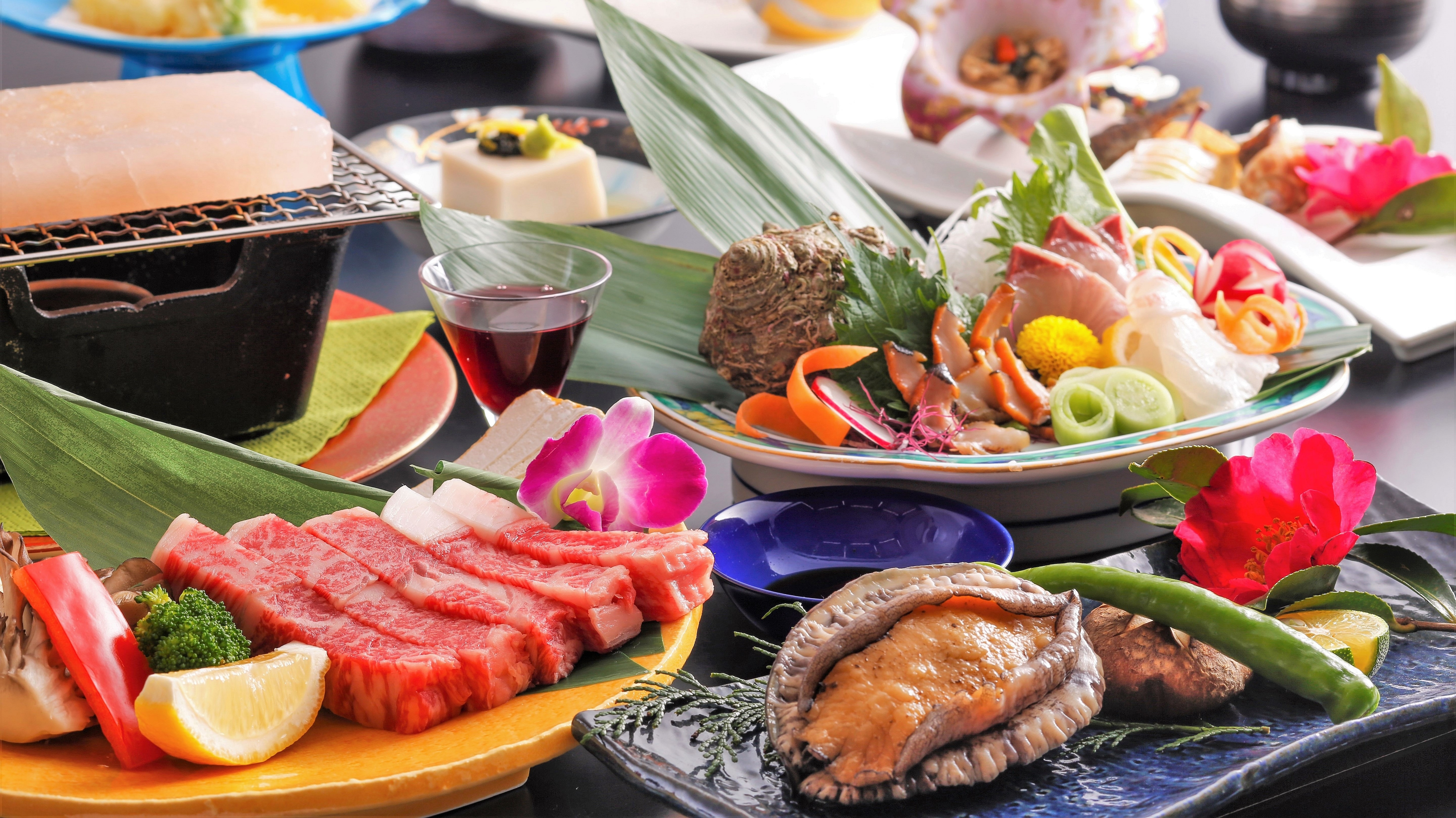 Steak dishes of local brands "Tajima beef" and "abalone"