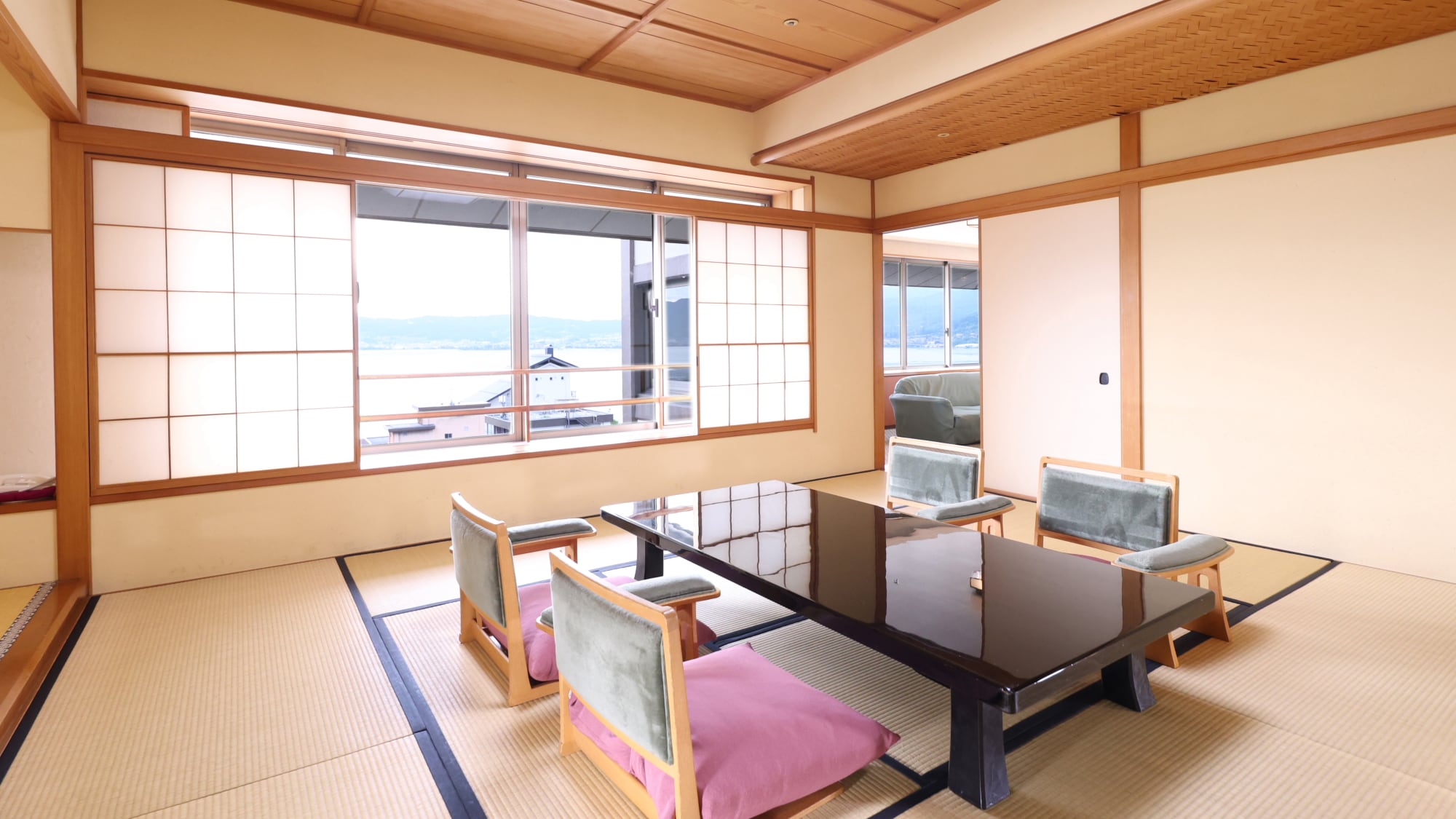 [Tầm nhìn ra hồ Suwa/Phòng kiểu Nhật-Tây] Phòng khách + Phòng kiểu Nhật 12,5 chiếu tatami + 8 chiếu tatami / ~7 người