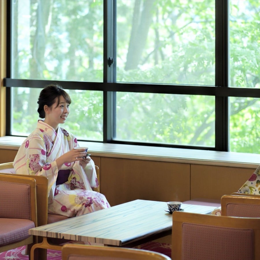 [Stay image / Lobby lounge] Enjoy conversation in the lounge while watching Zao in each season