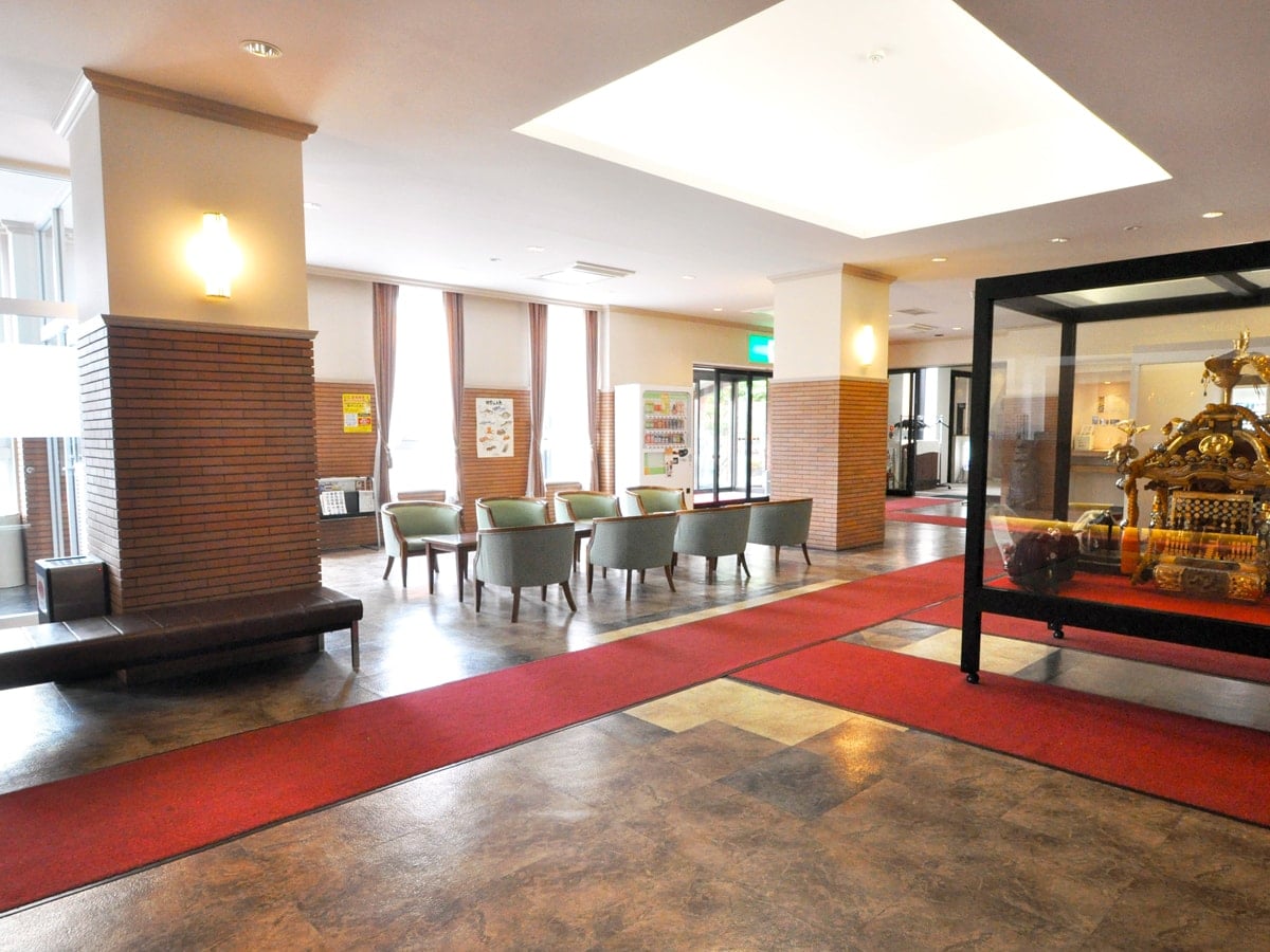[Lobby] A bright and open space spreads out in the well-lit lobby.