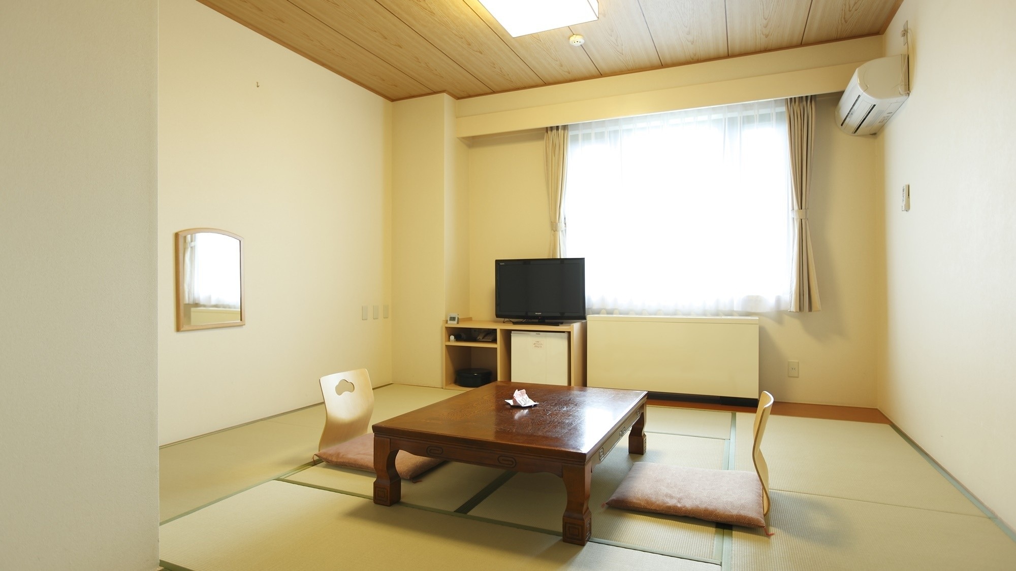 [Standard Japanese-style room (8 tatami mats)] Our standard Japanese-style room has a simple design and offers a relaxing stay.