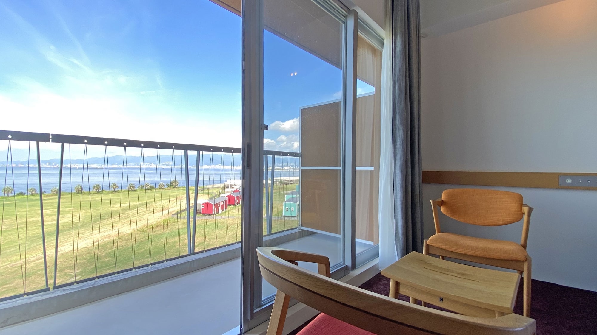 * [New building nest: standard twin (sunset view) example] Ventilation is perfect with the large windows leading to the terrace.