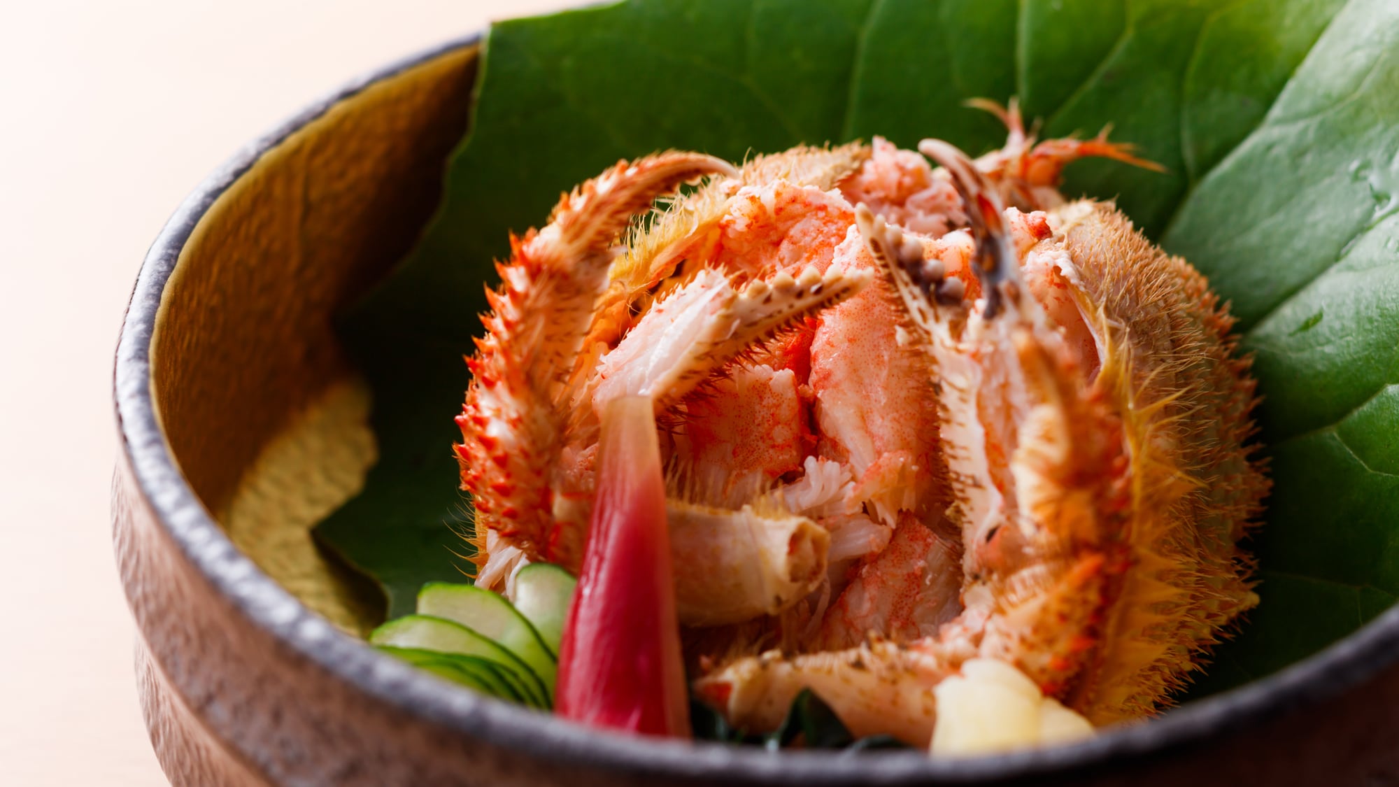 An example of a strong dish: Assorted local hairy crabs (Hairy crabs, which can be eaten in Hokuriku, are a superb summer dish)