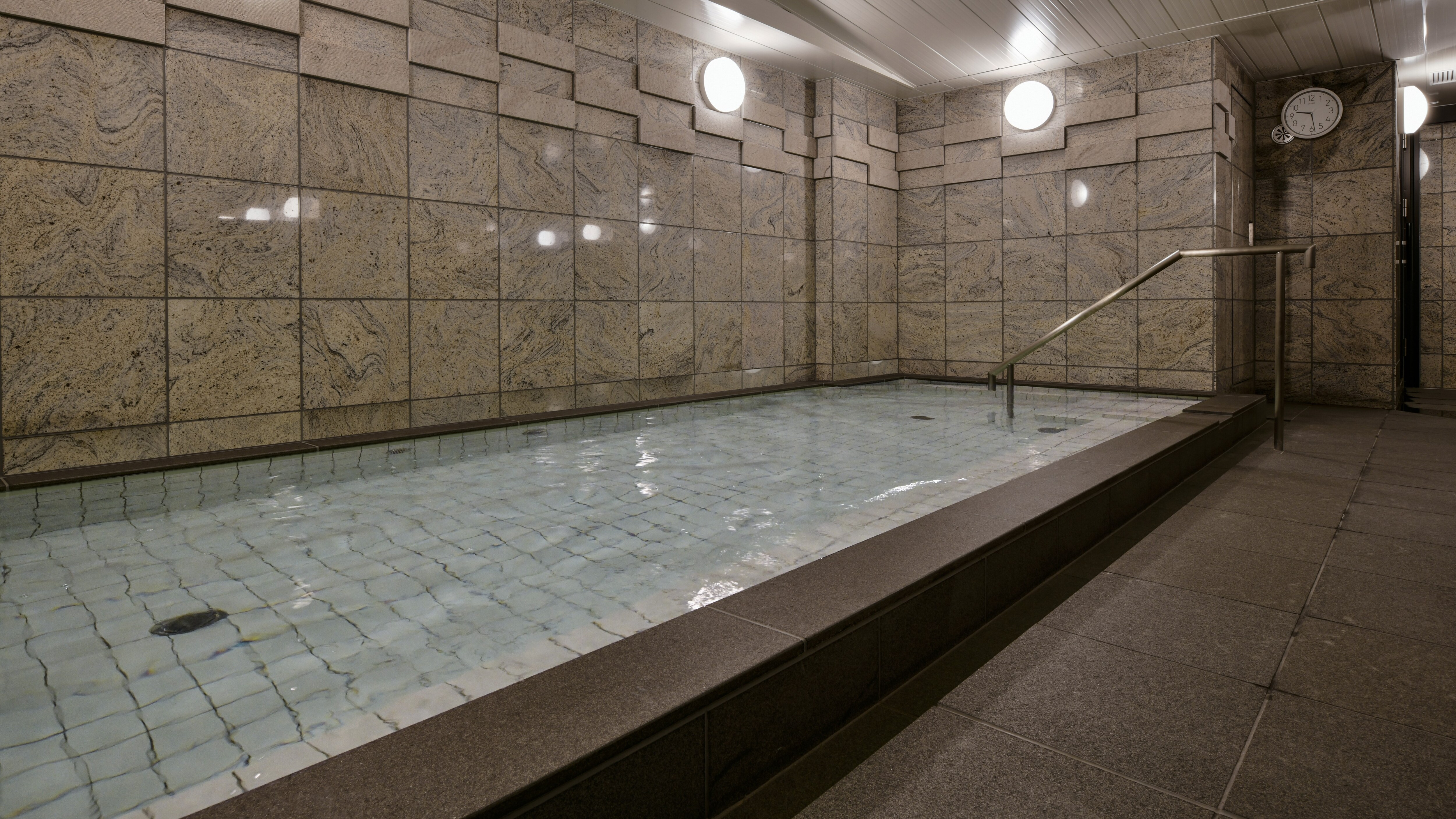 【女性大浴场】41℃的宽敞澡堂可以治愈日常的疲劳。