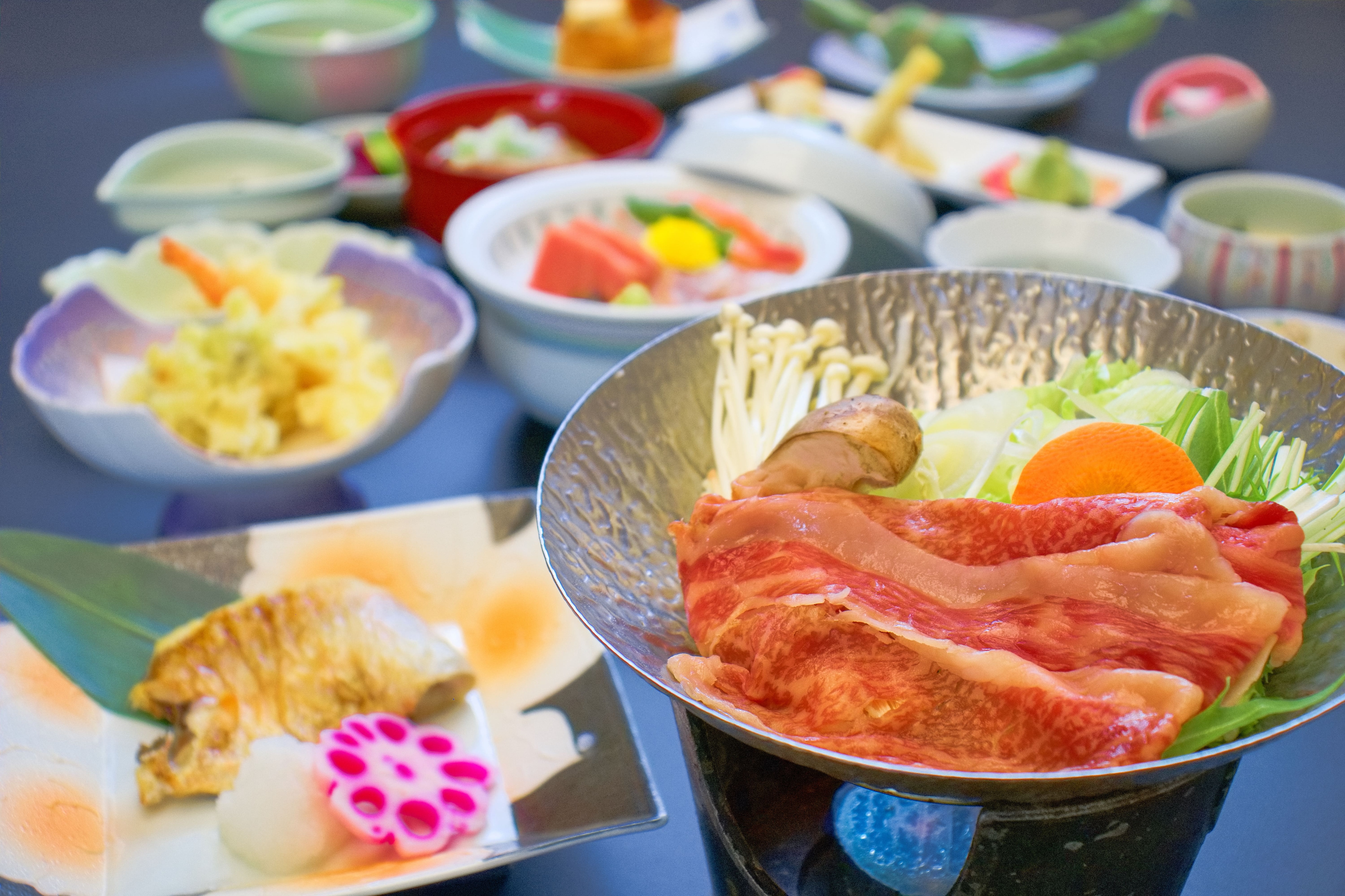【会场菜肴示例】色彩缤纷的怀石料理，凸显了新潟县“纯白比安卡猪肉”的美味。