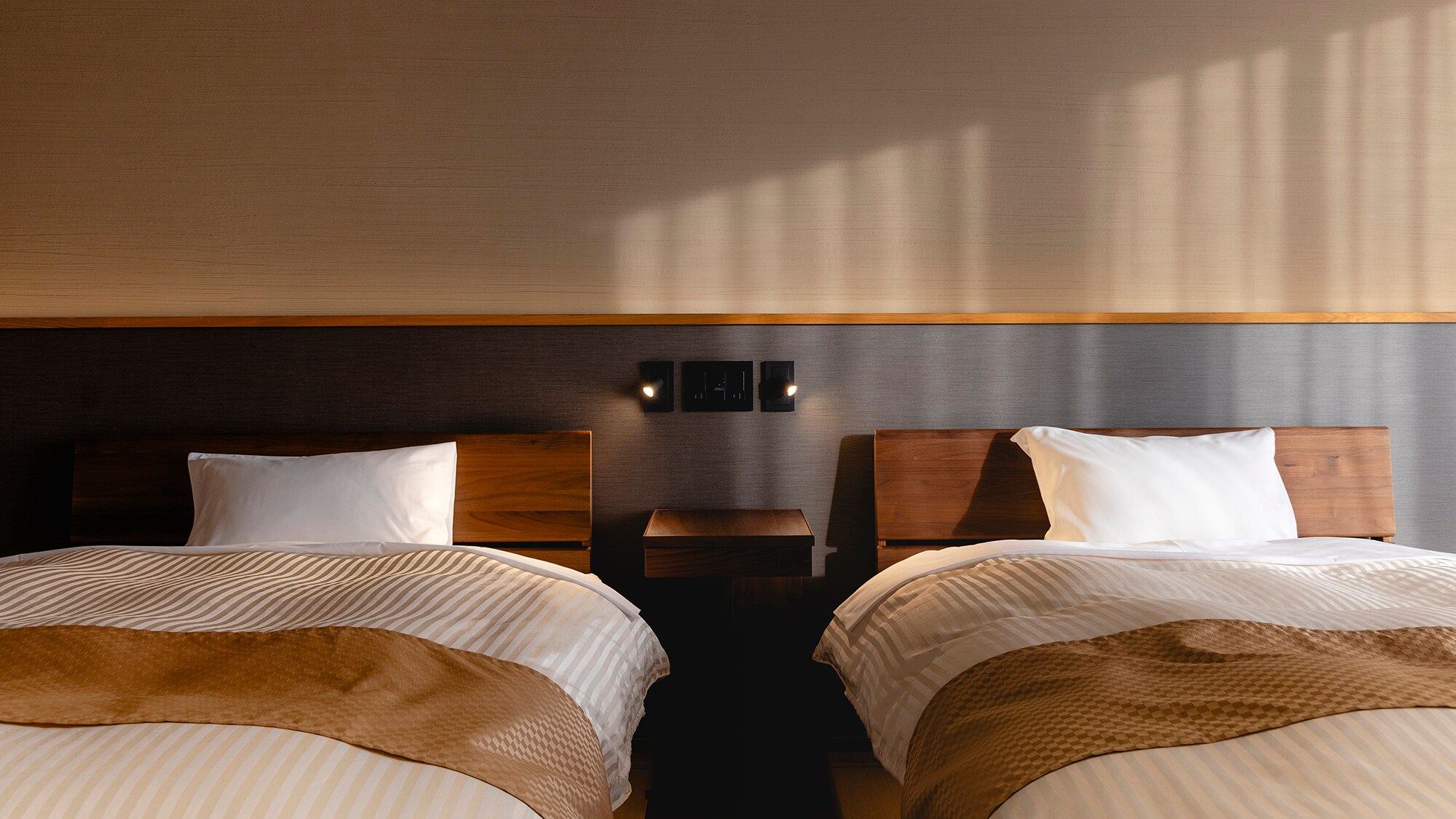 [Ruang Jepang-Barat Modern] Ruangan yang dipenuhi cahaya lembut. Tertidur sampai waktu makan adalah kemewahan yang hanya dapat dinikmati saat bepergian.