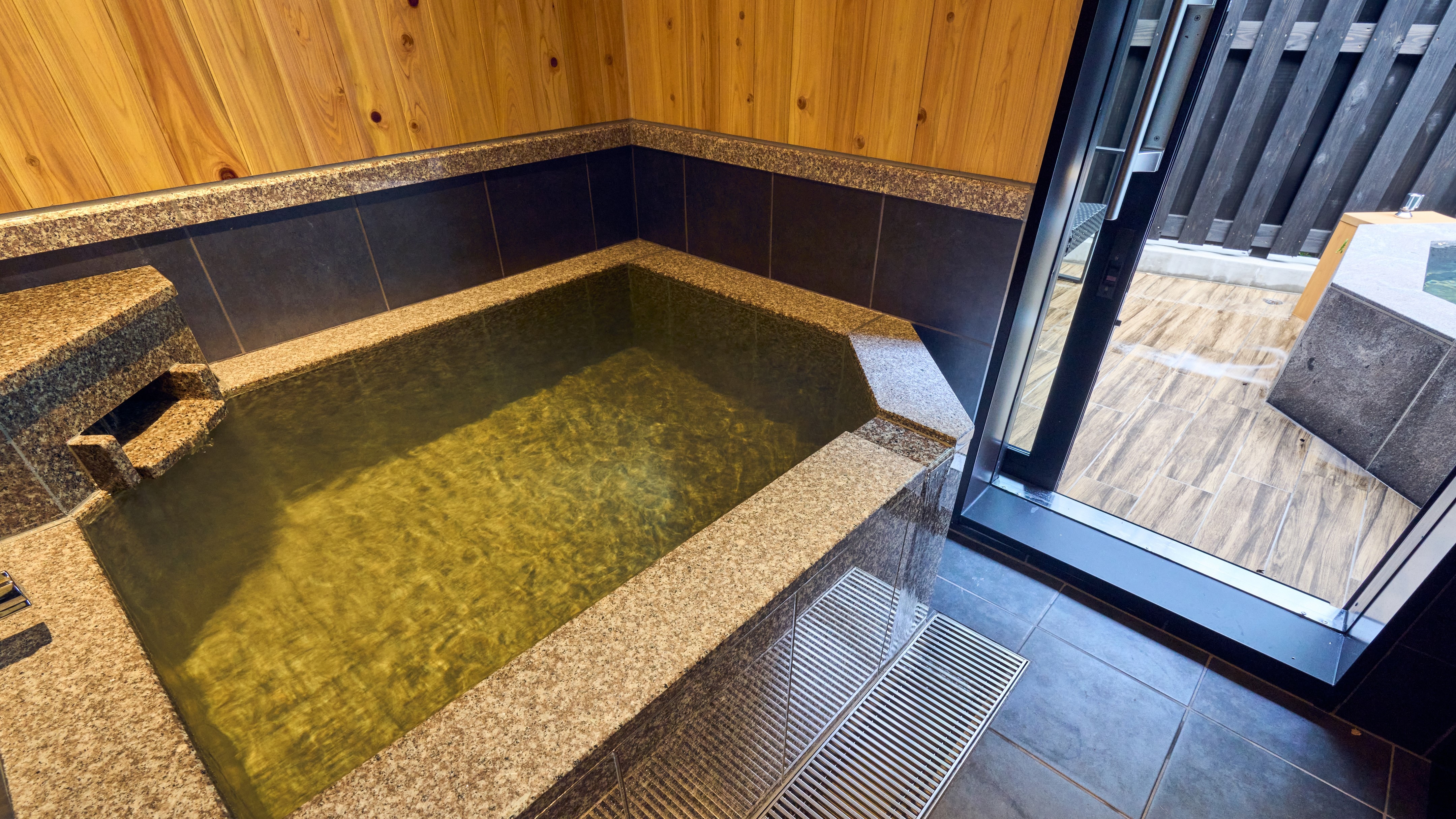 Japanese-Western style room with open-air stone bath [Yamaoki] Indoor bath
