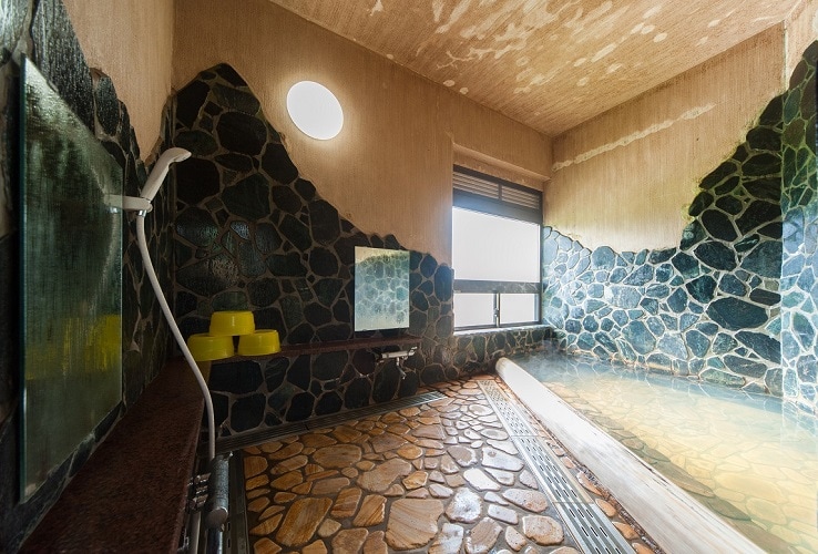 A bathhouse that flows directly from the source