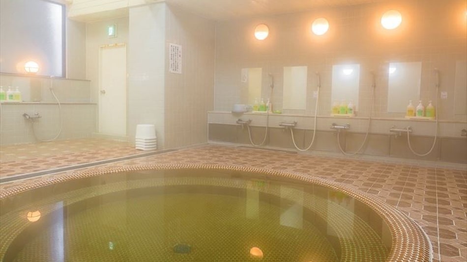 Large public bath - A large public bath where you can relax and soothe the fatigue of your journey.