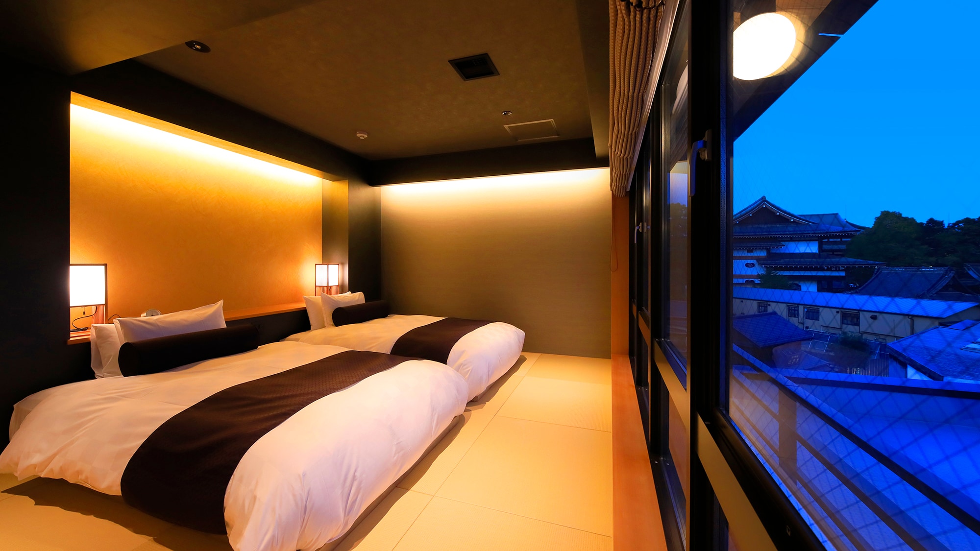 [Deluxe Suite ◆Approach View] You can see the tasteful scenery of Naritasan Omotesando from the window that spreads all over the wall.